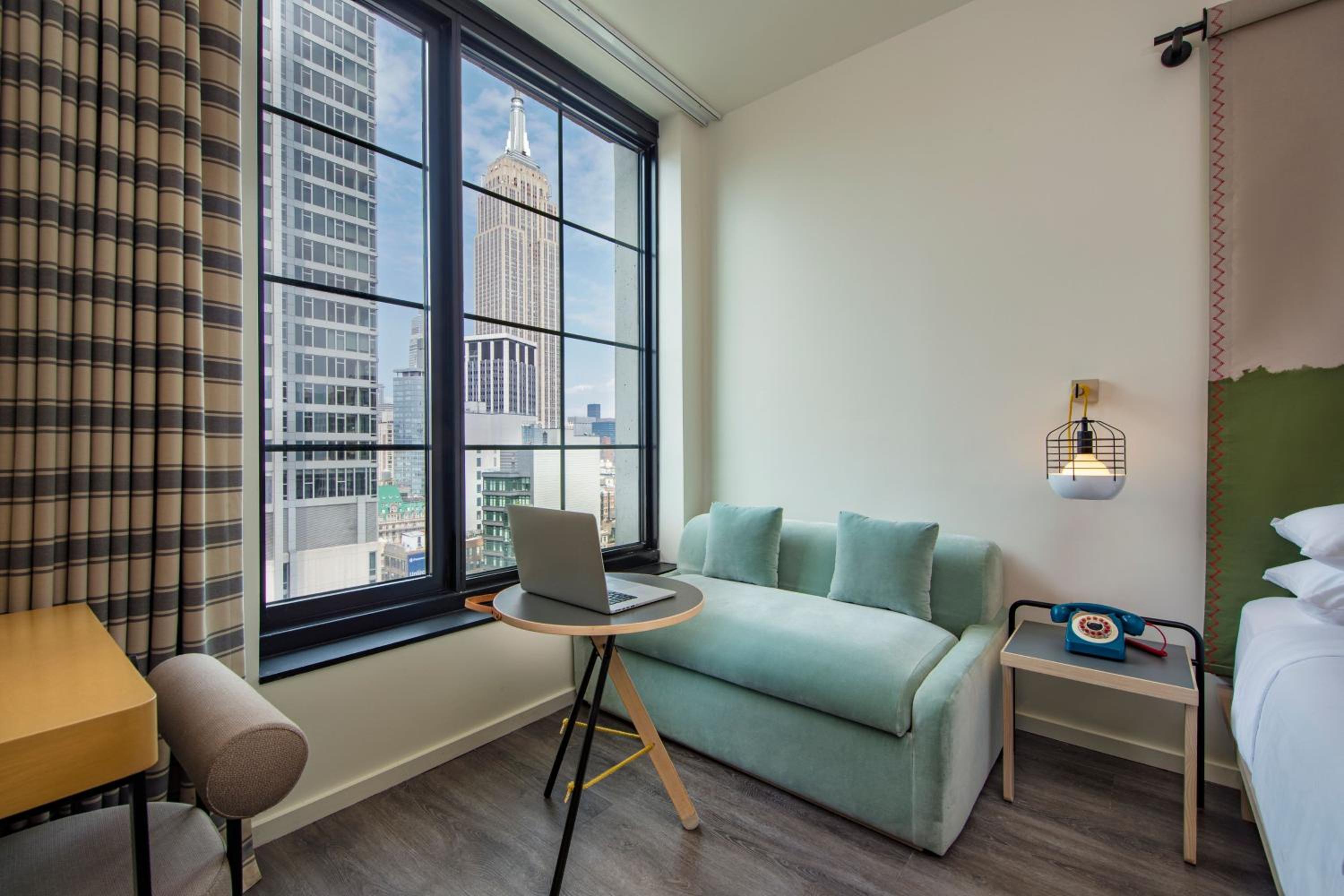 Larger Premium King Room with City View photo 2