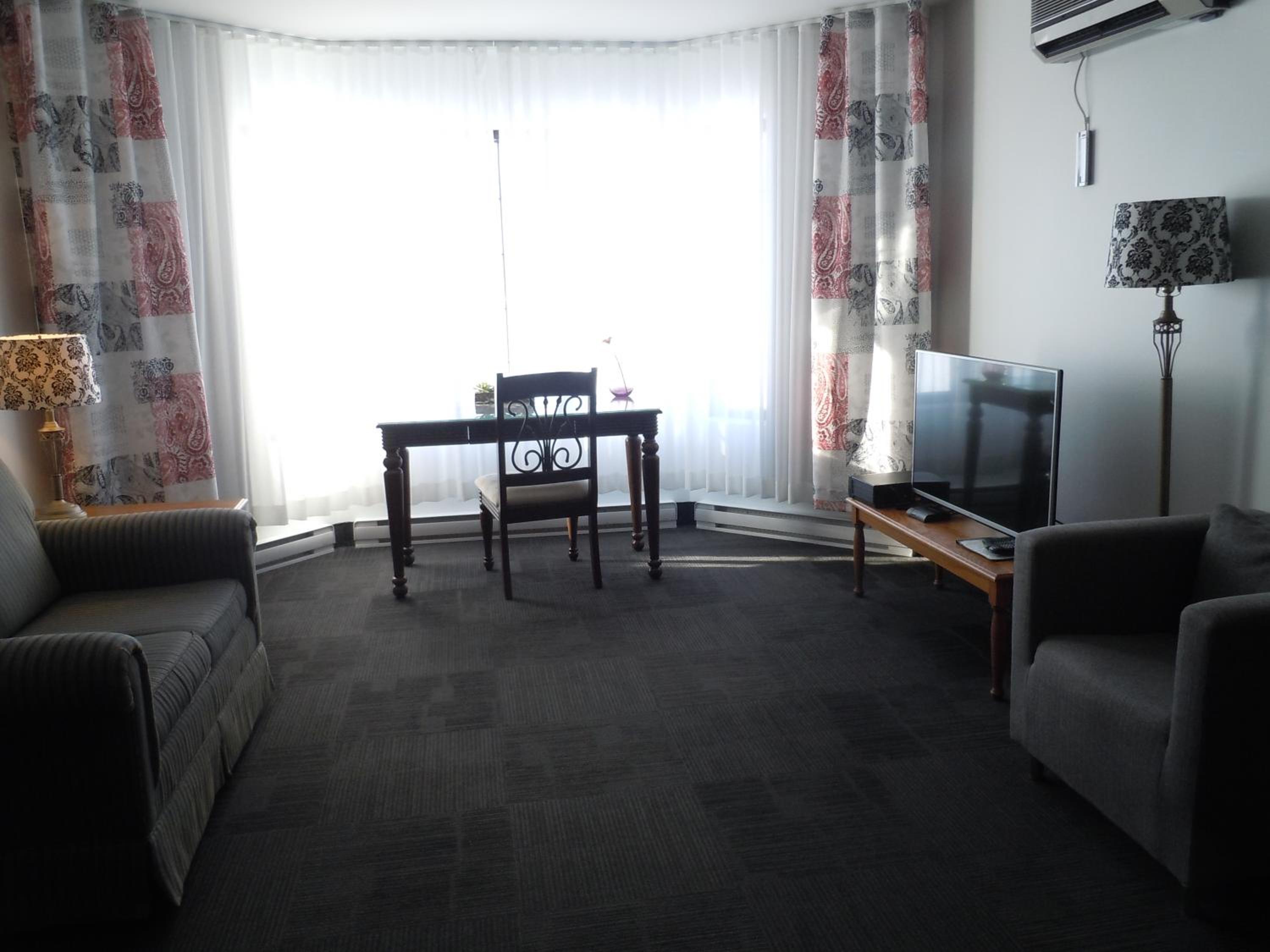 Superior Queen Room- Partial view photo 1