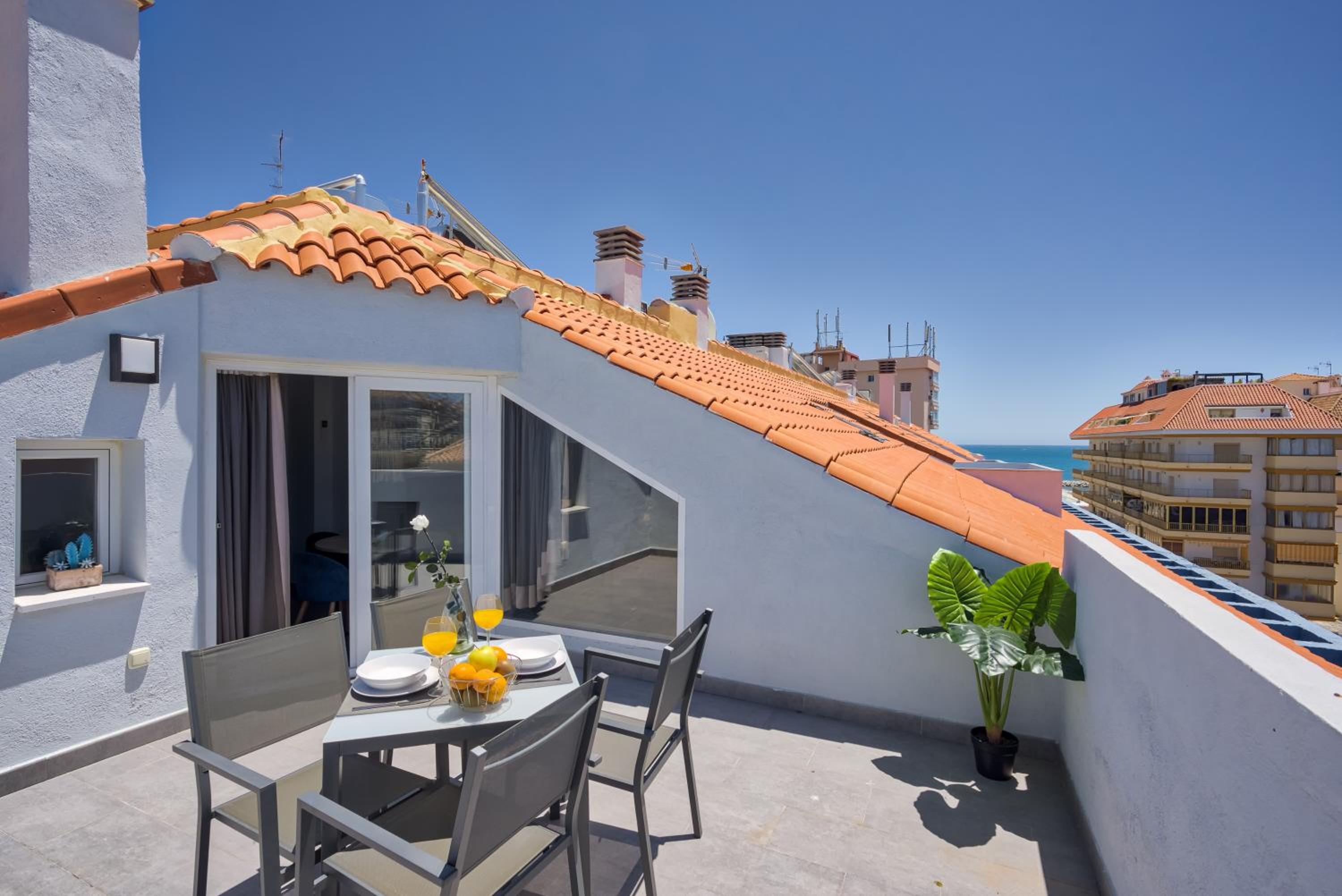 One-Bedroom Penthouse Apartment with Sea View photo 3