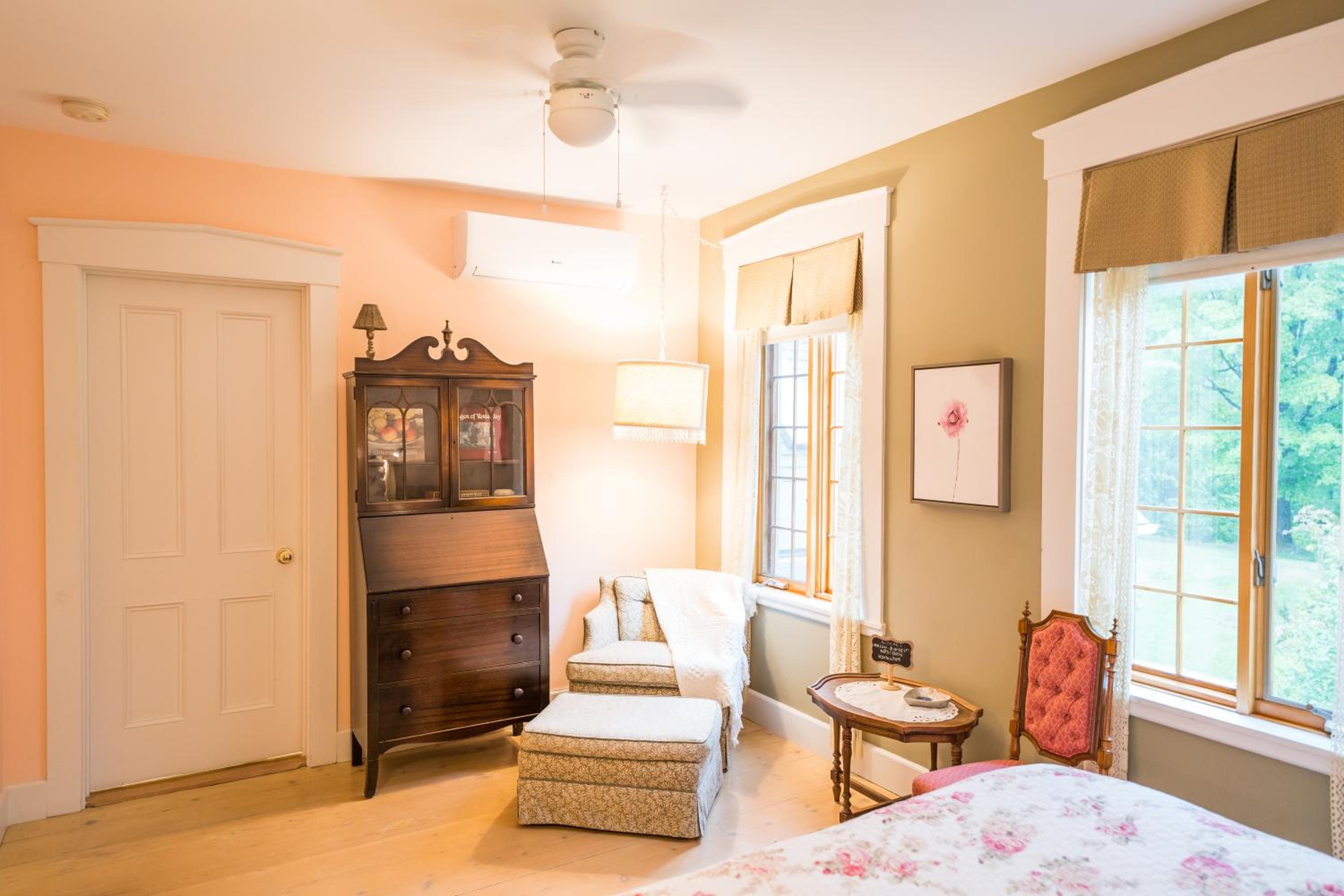 Queen Room photo 2