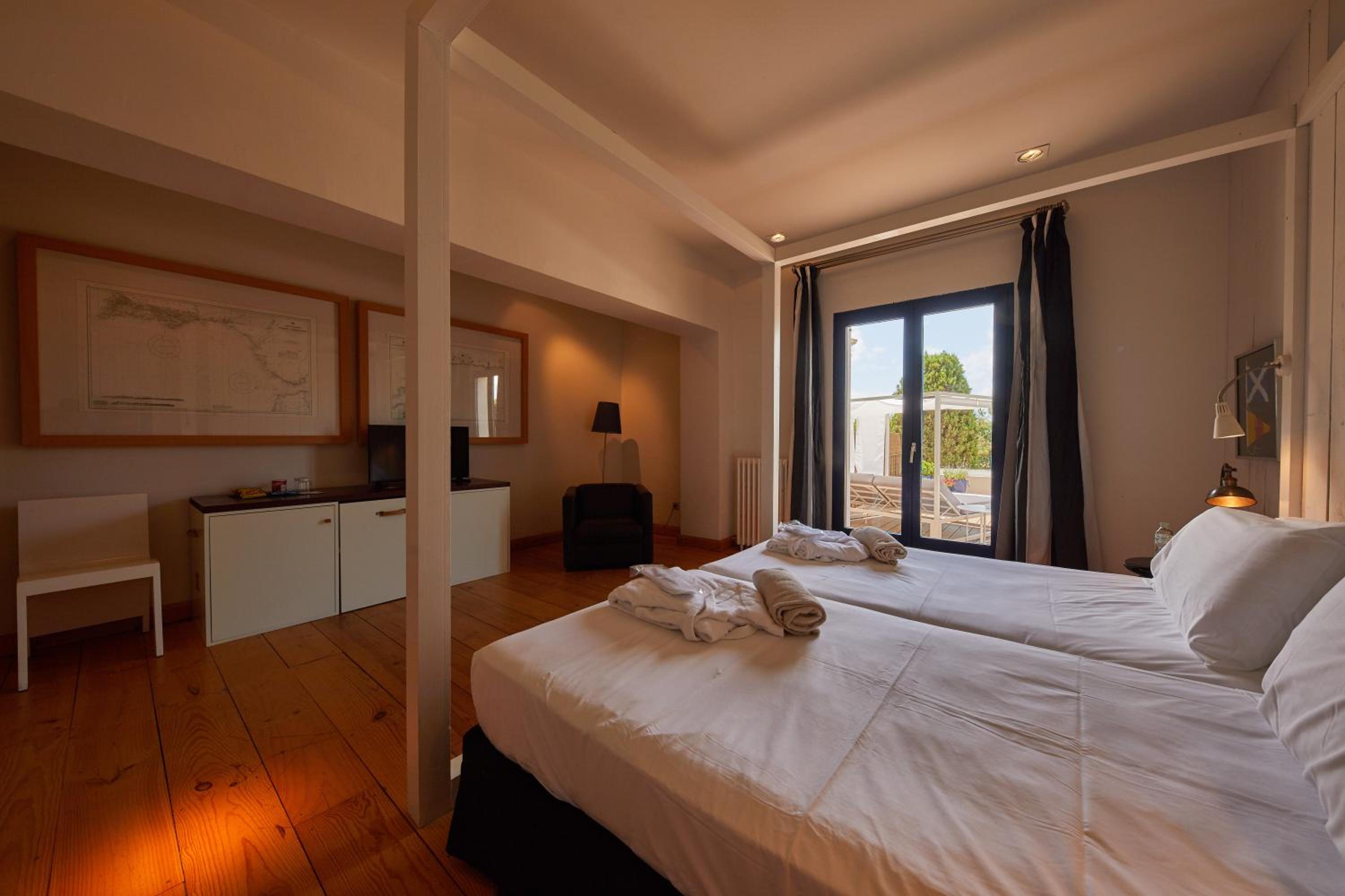 Superior Twin Room with Terrace and Garden View - Photo 6