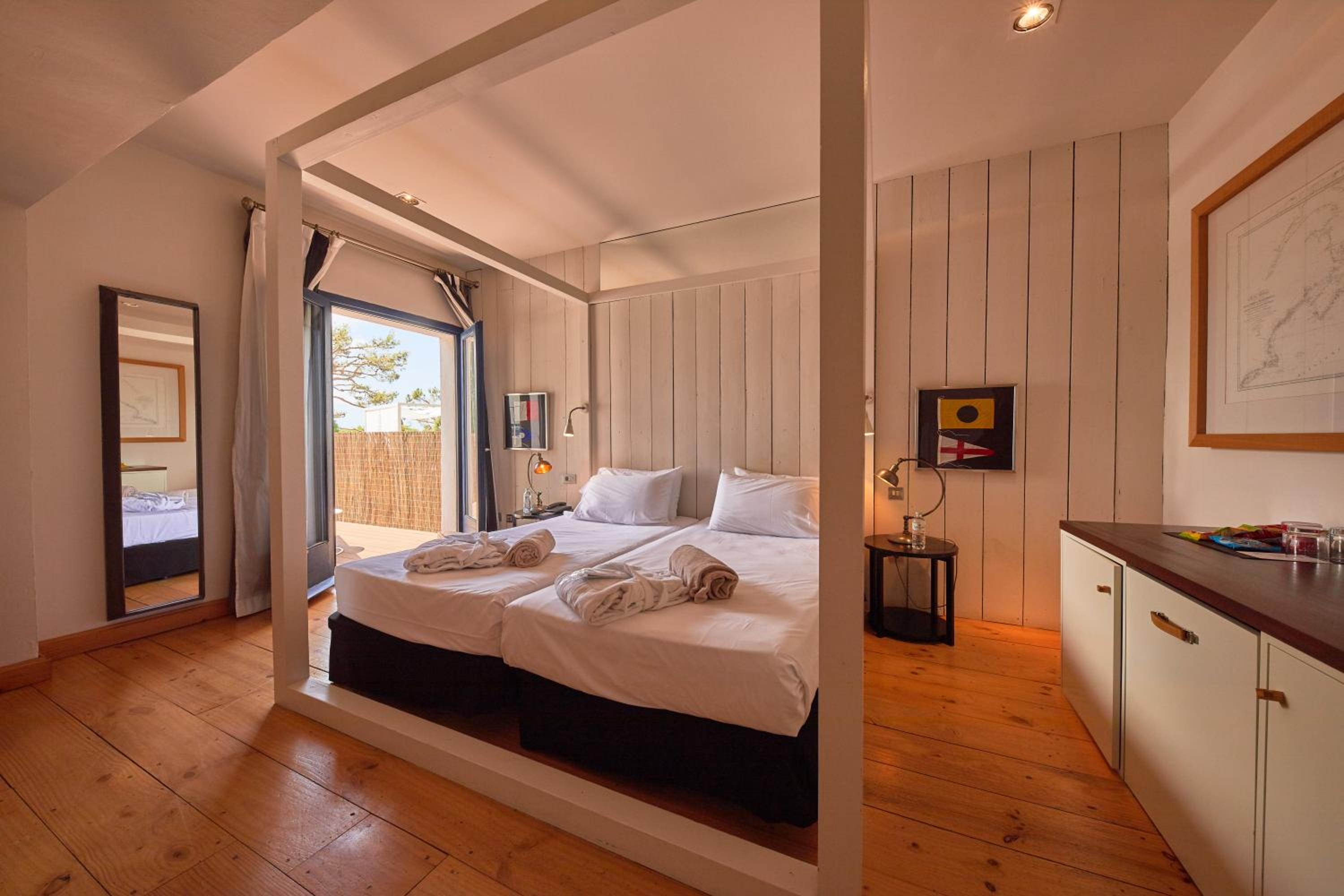 Superior Twin Room with Terrace and Garden View - Photo 11