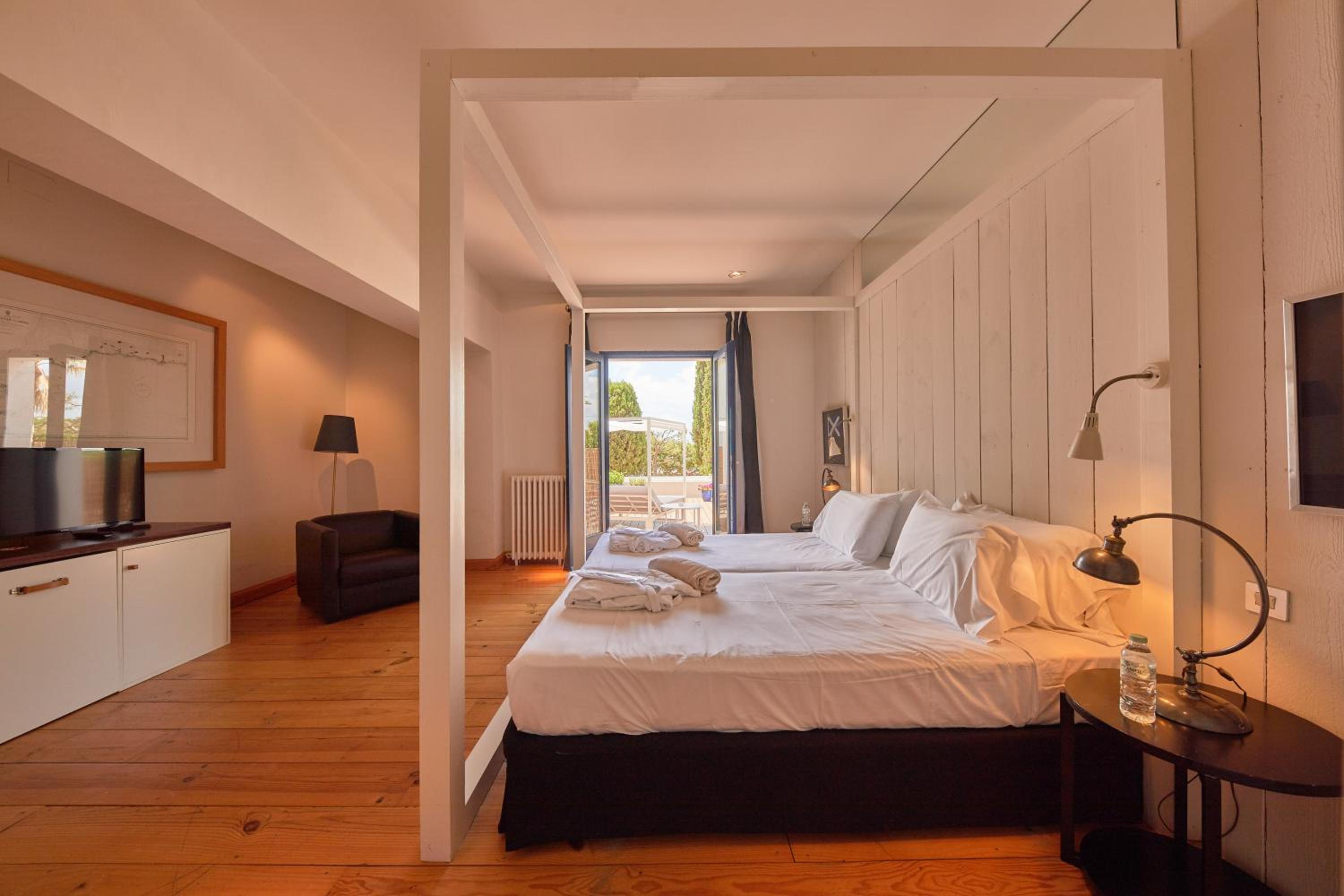 Superior Twin Room with Terrace and Garden View - Photo 12