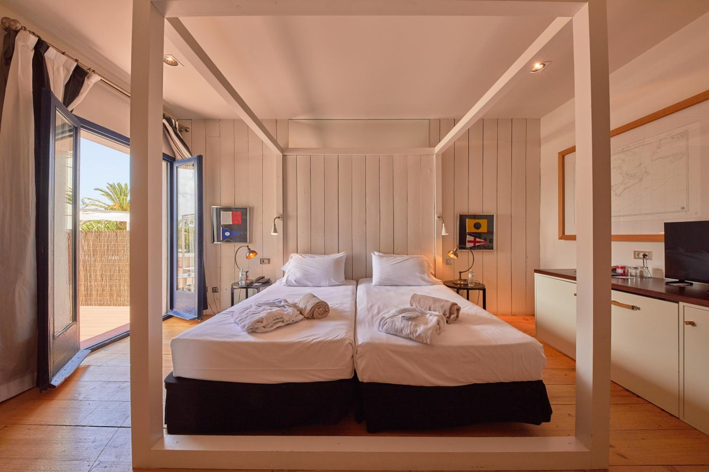 Superior Twin Room with Terrace and Garden View - Photo 10