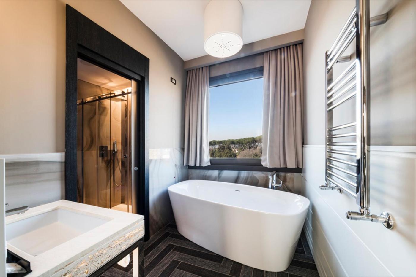 Deluxe Junior Suite with One King Bed (Non Smoking) photo 3