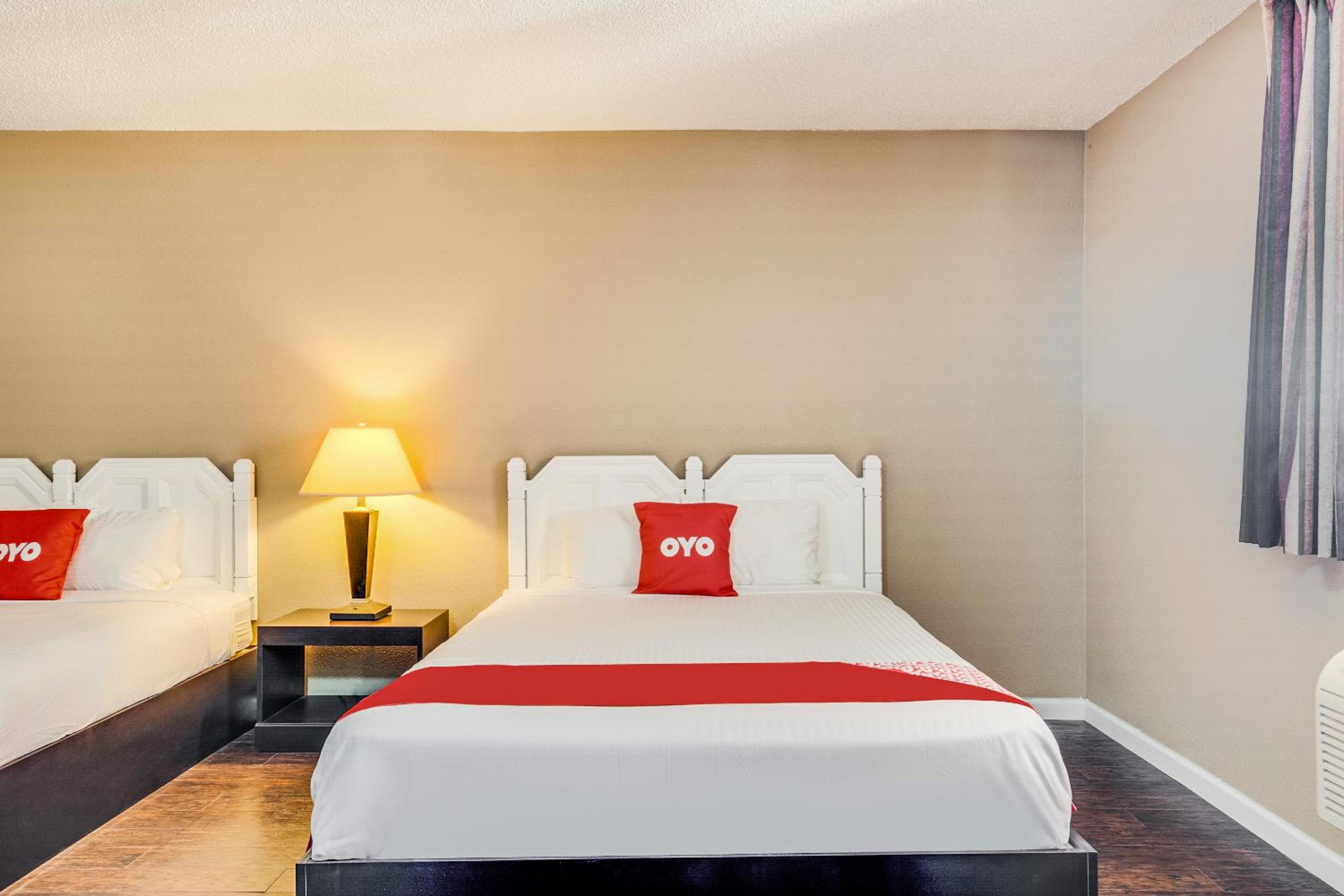 Queen Room with Two Queen Beds - Photo 5