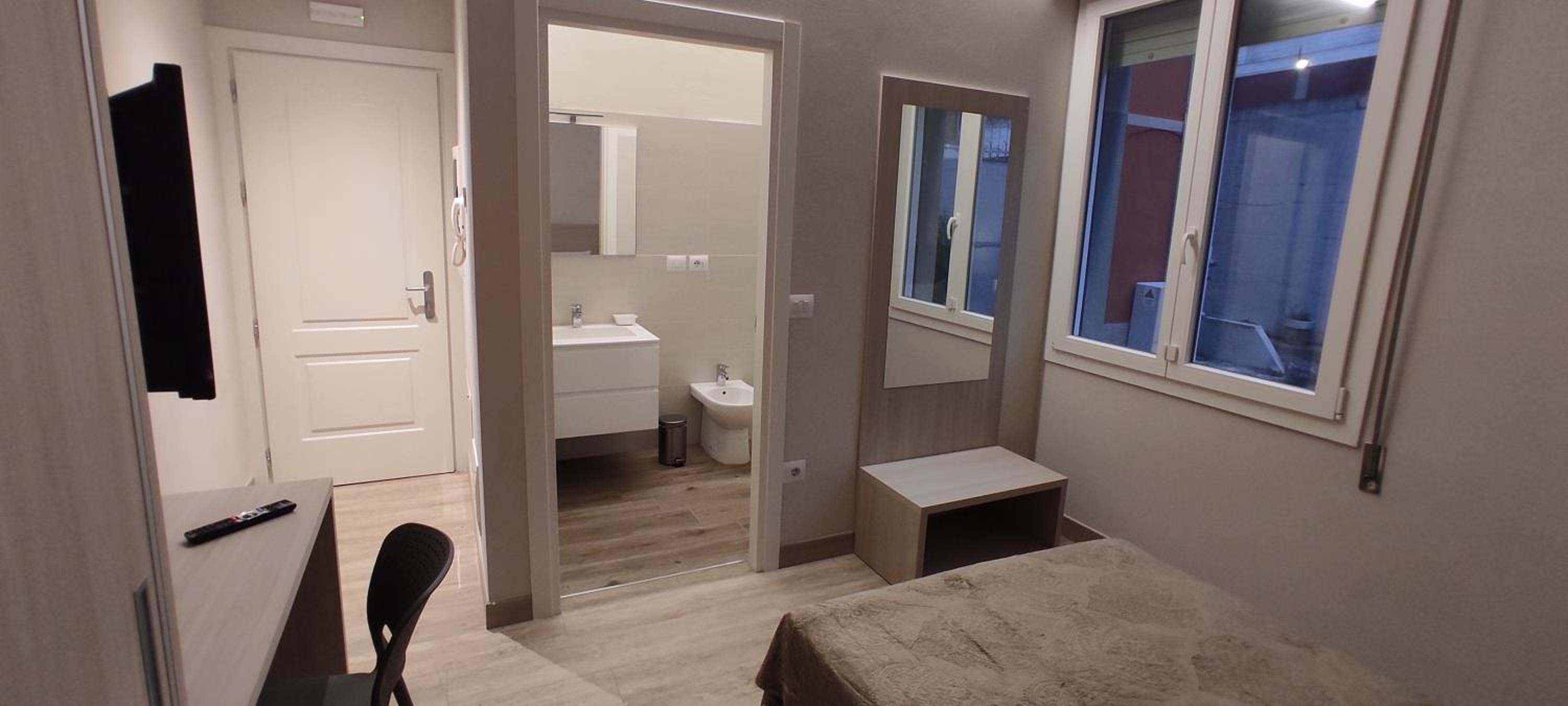 Single Room with Private Bathroom photo 1