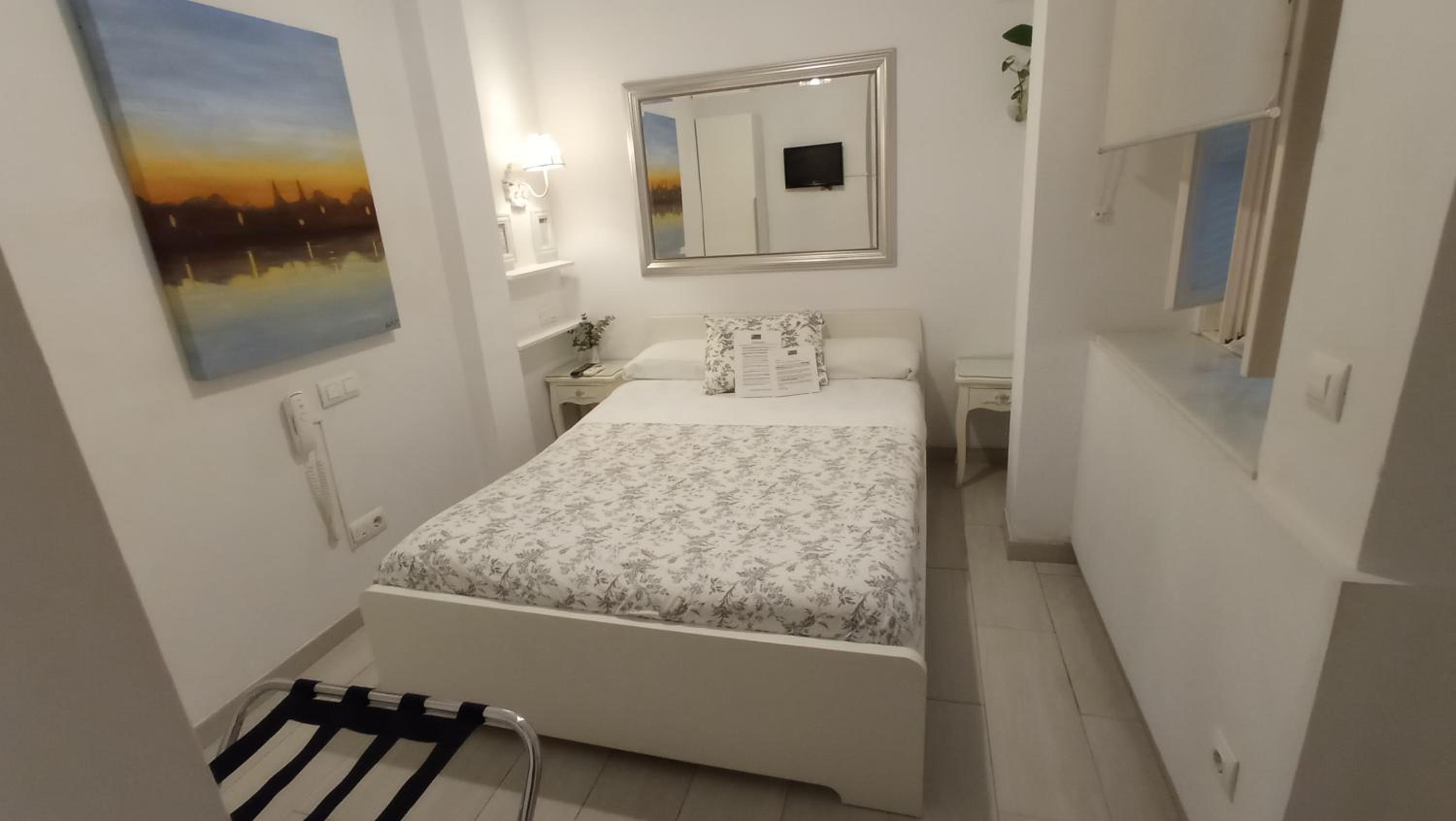 Small Double Room - Ground Floor - Photo 3