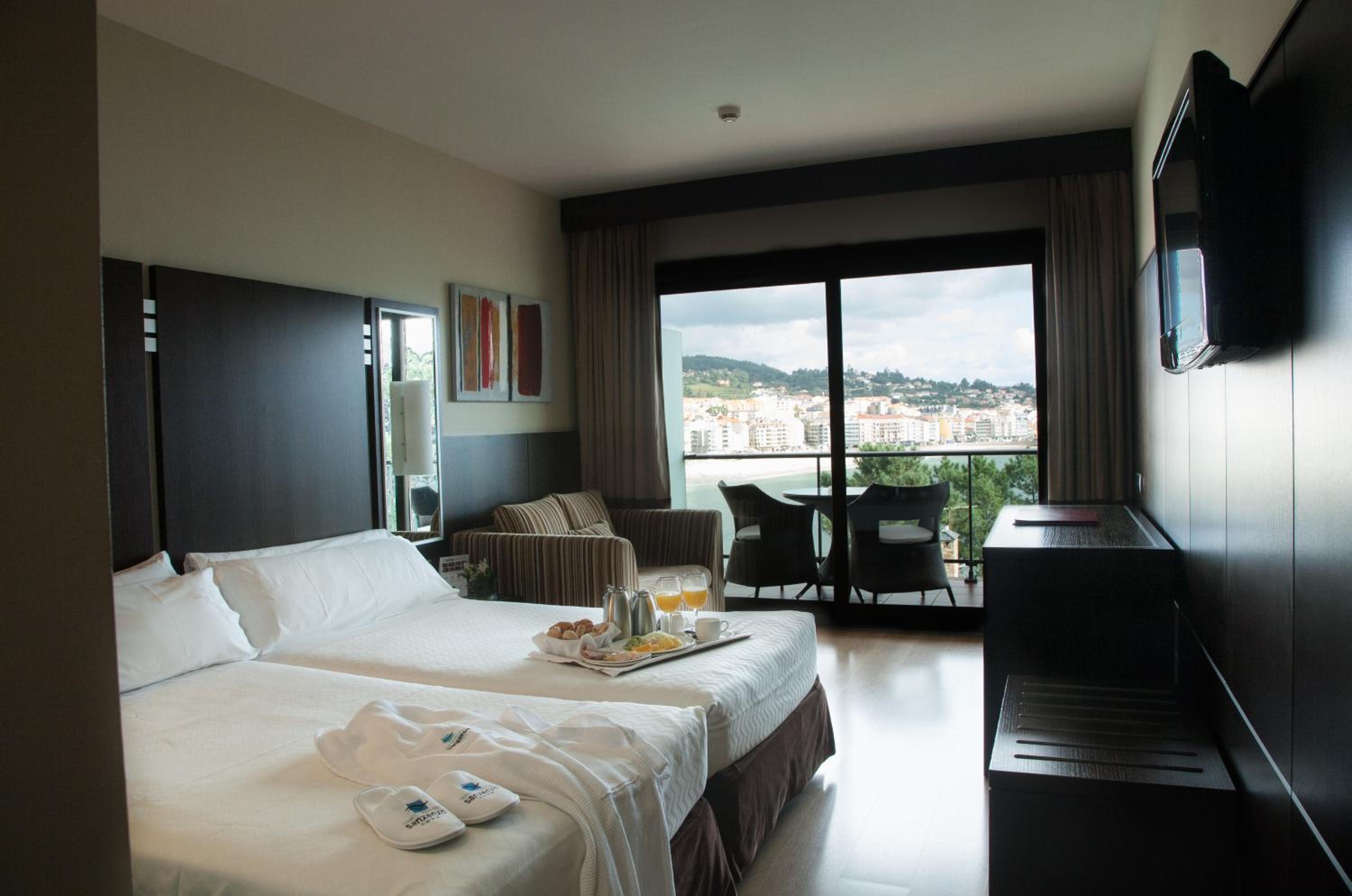 Habitación Doble o con Dos Camas con Vista al Mar (2 Adultos + 1 Niño)