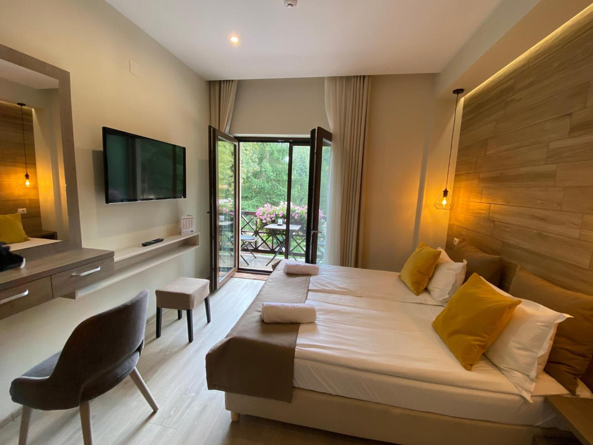 Deluxe Double Room with Balcony photo 2