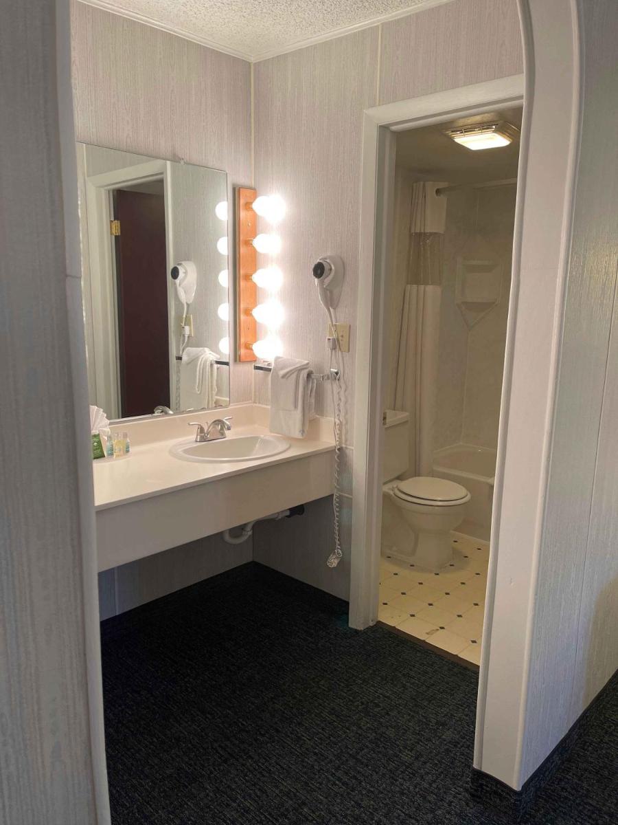 Standard Room with Two Queen Beds photo 3