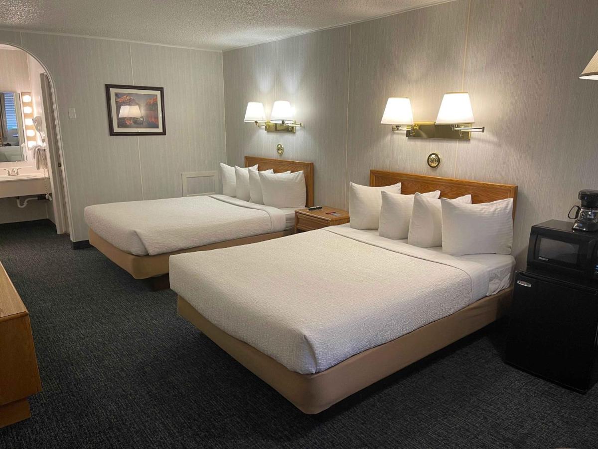 Standard Room with Two Queen Beds photo 1