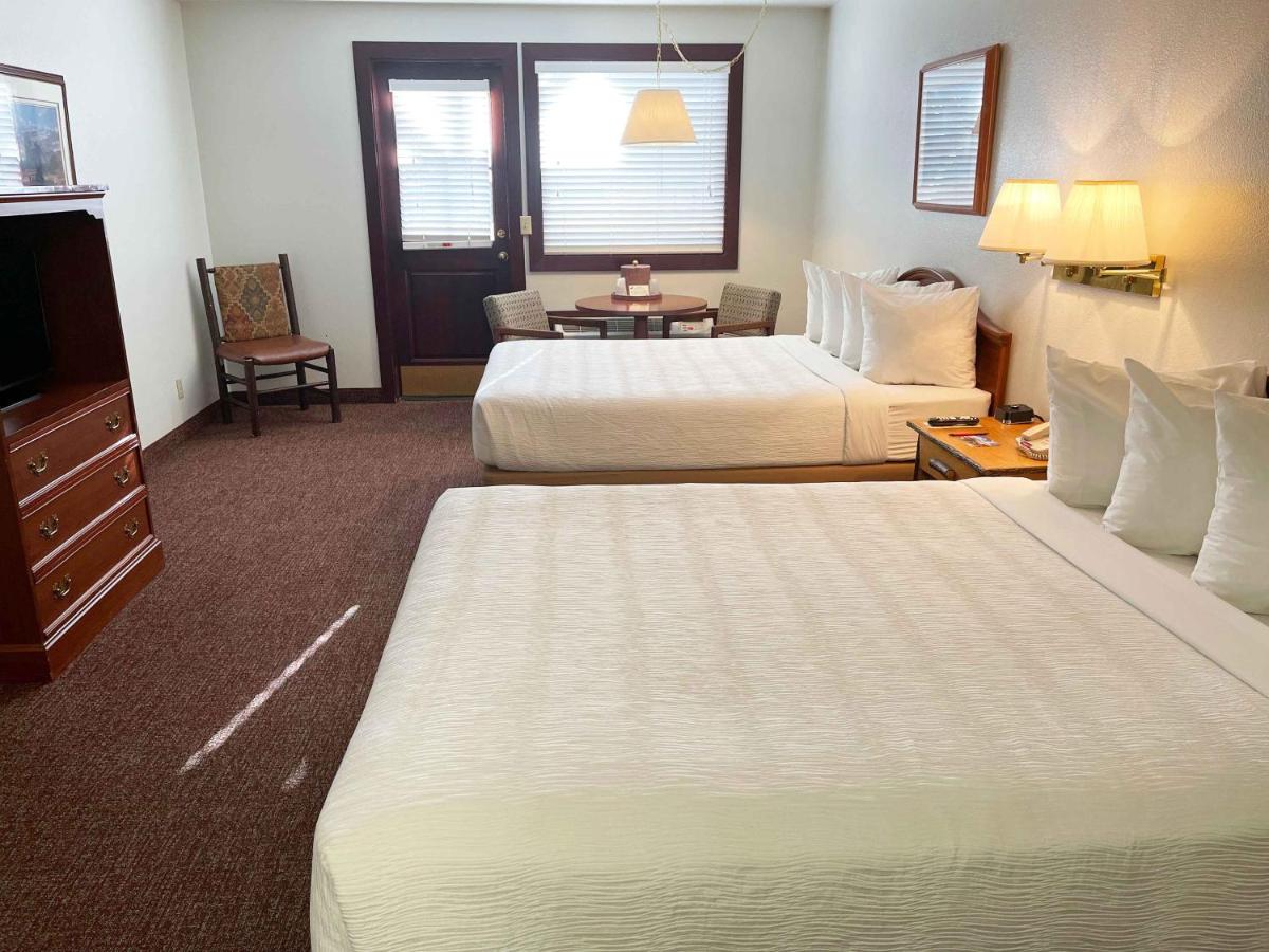 Tower Room with Two Queen Beds photo 2