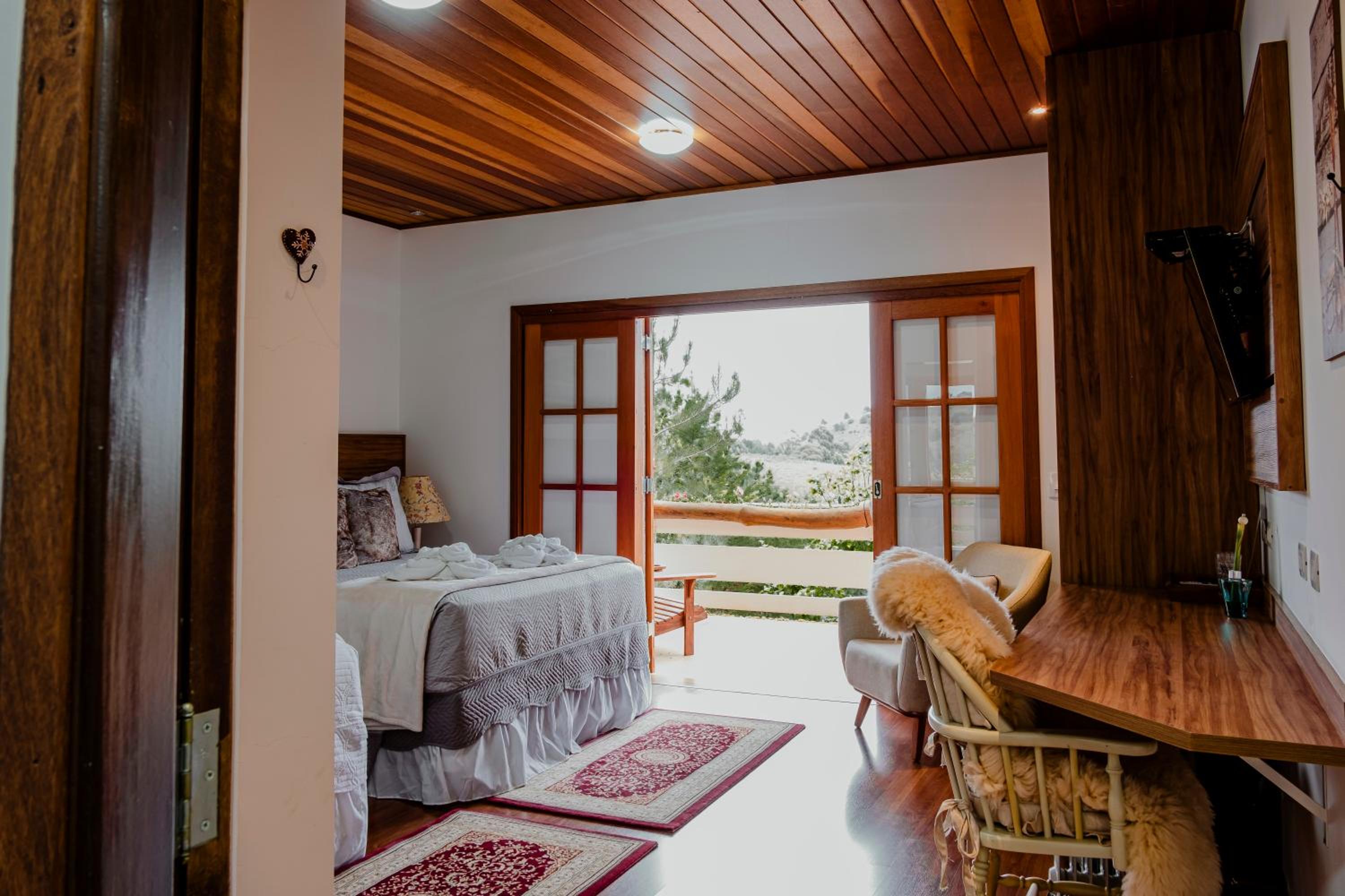 Deluxe Suite with Spa Bath photo 1