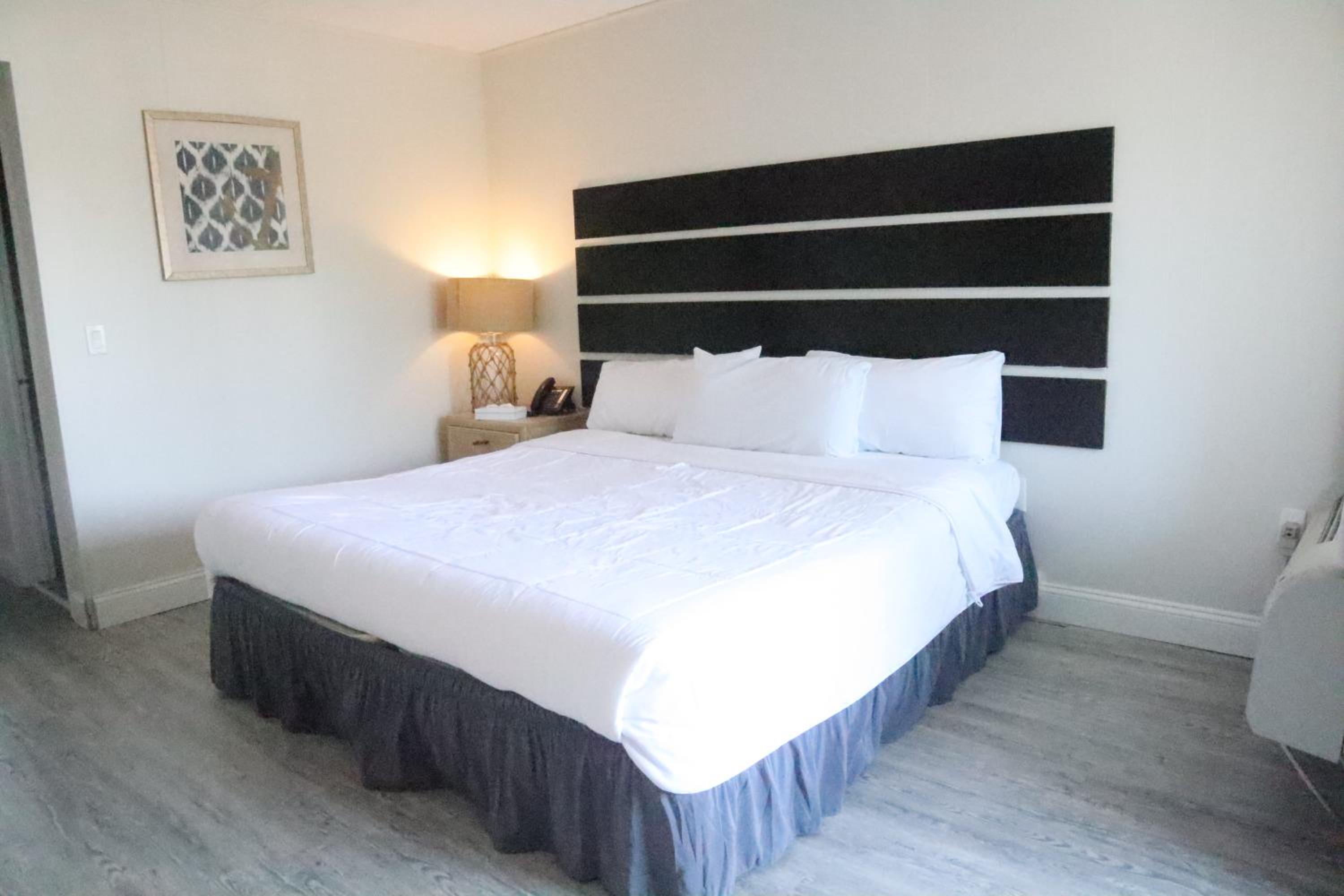 Standard King Room photo 2