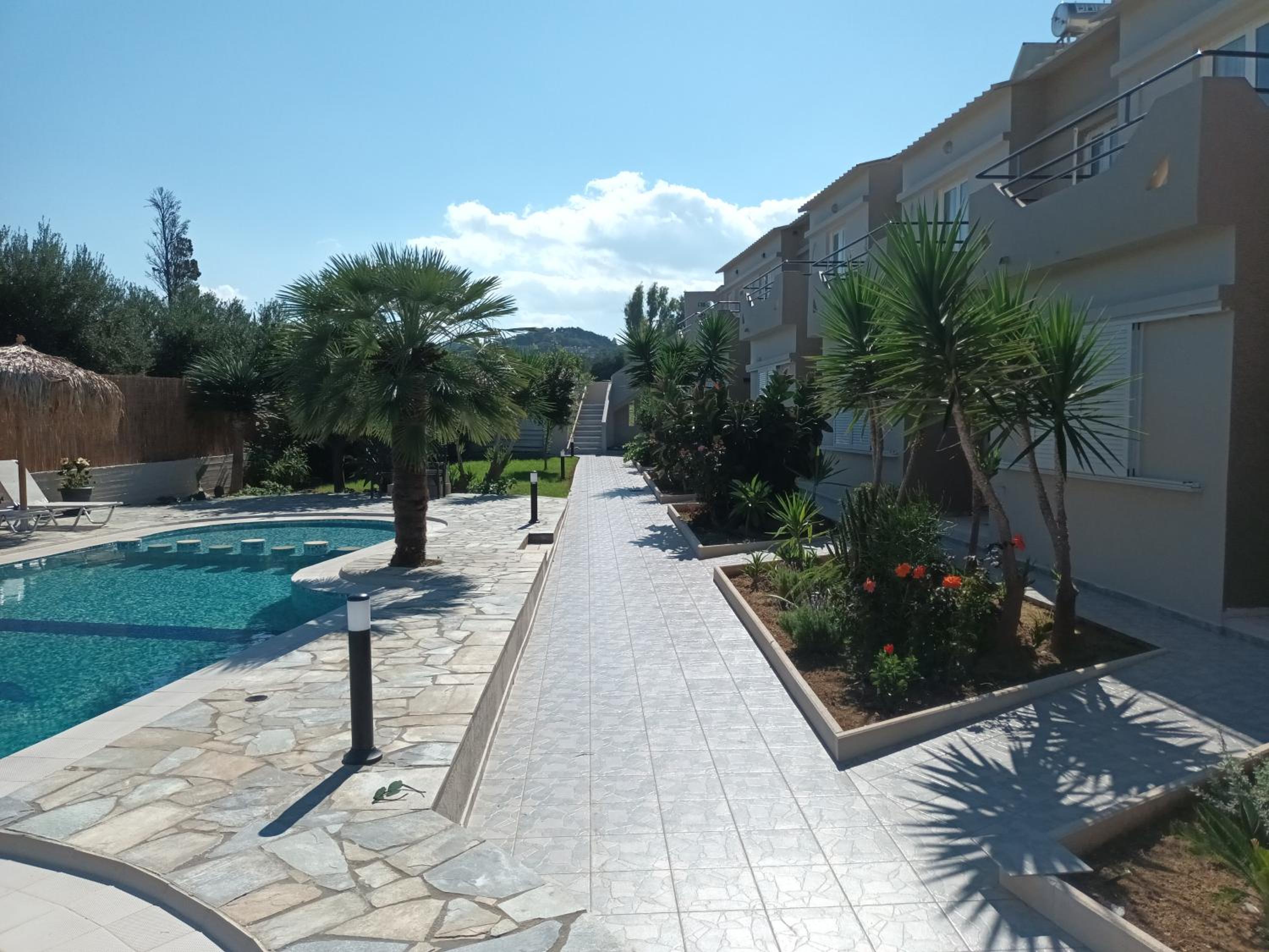 Double Room with Pool View - Photo 12