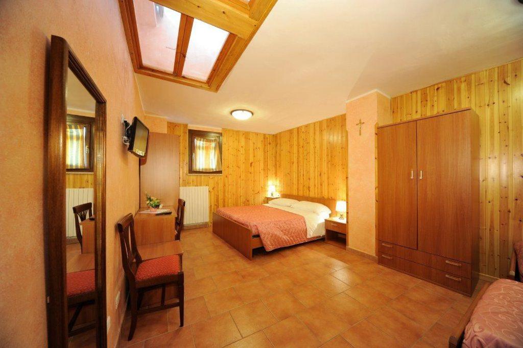 Quadruple Room with Private Bathroom photo 3