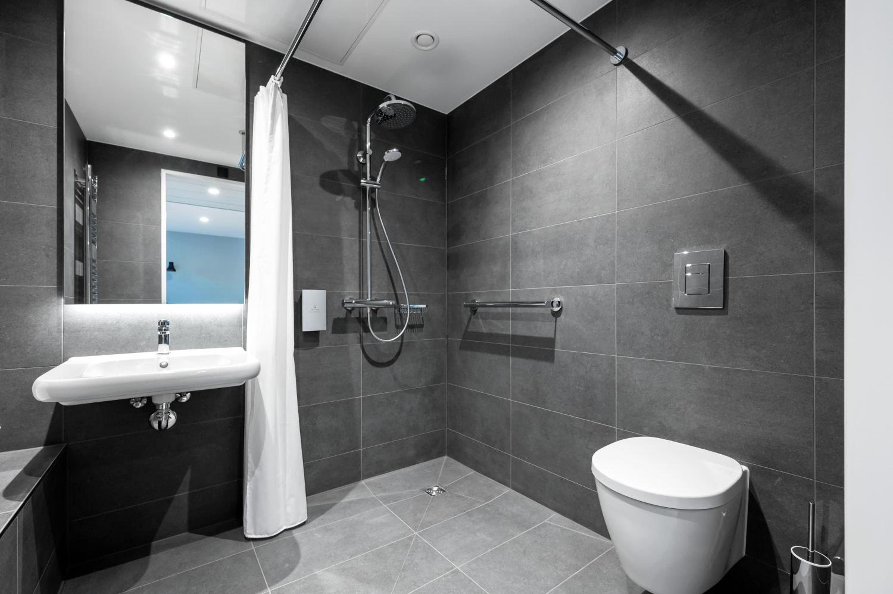 One Bed Accessible - Photo 4