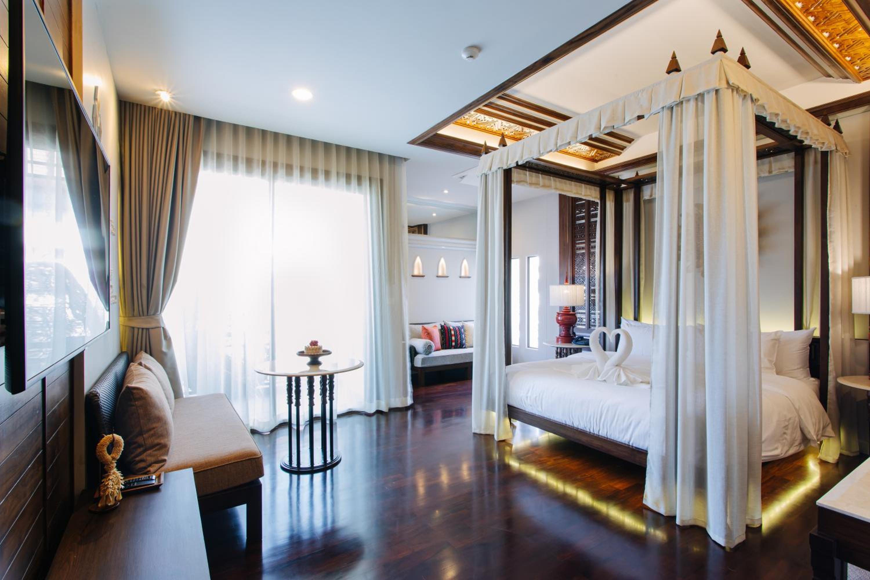 Executive Suite, 1 King With Balcony - Non Smoking - Photo 2