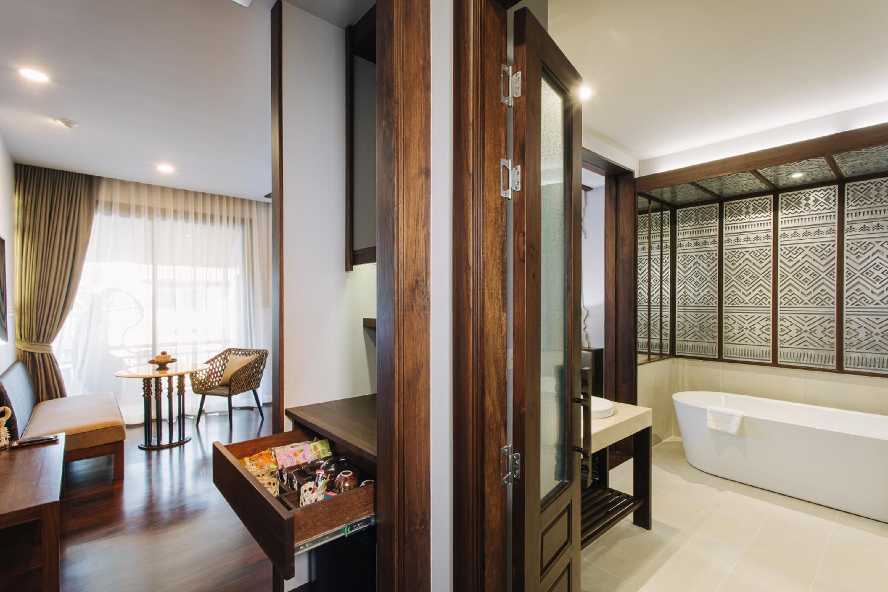Executive Suite, 1 King With Balcony - Non Smoking - Photo 3