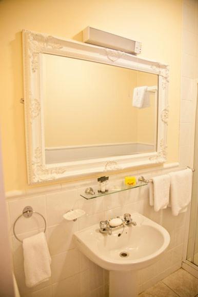 Double Room with Private Bathroom - Photo 1