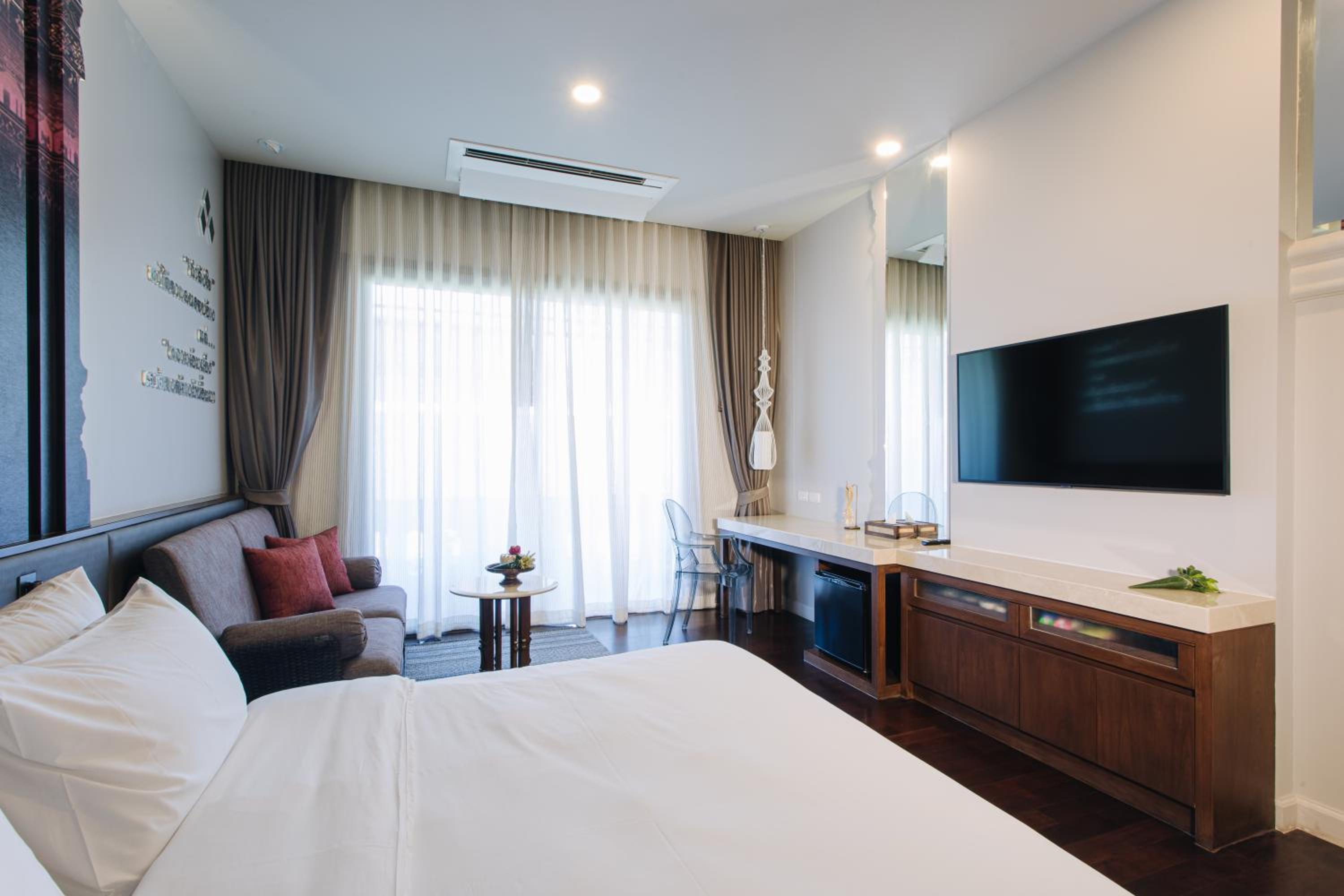 Luxury Room, 1 King Pool Access - Non Smoking - Photo 2