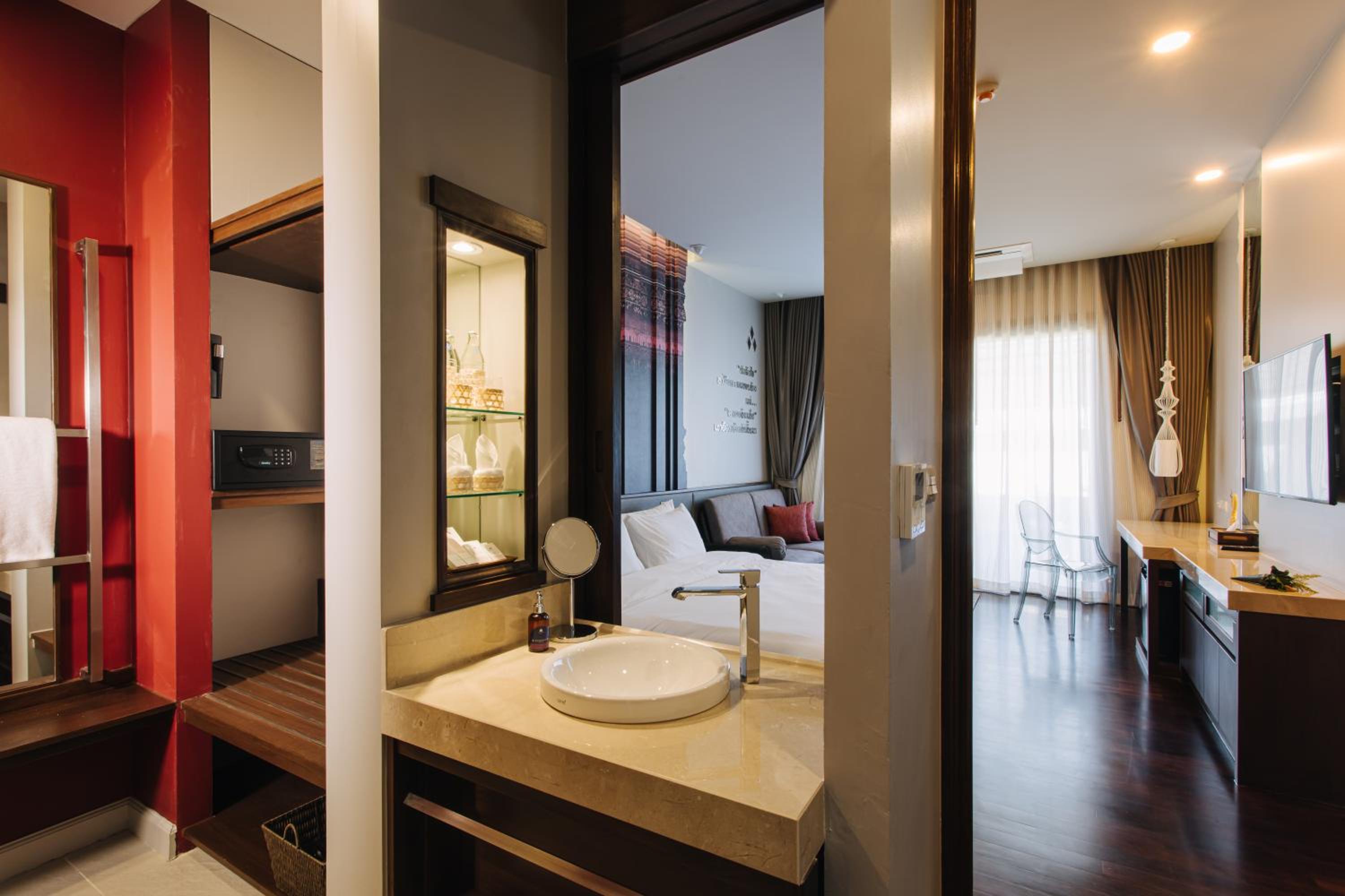 Luxury Room, 1 King Pool Access - Non Smoking - Photo 3