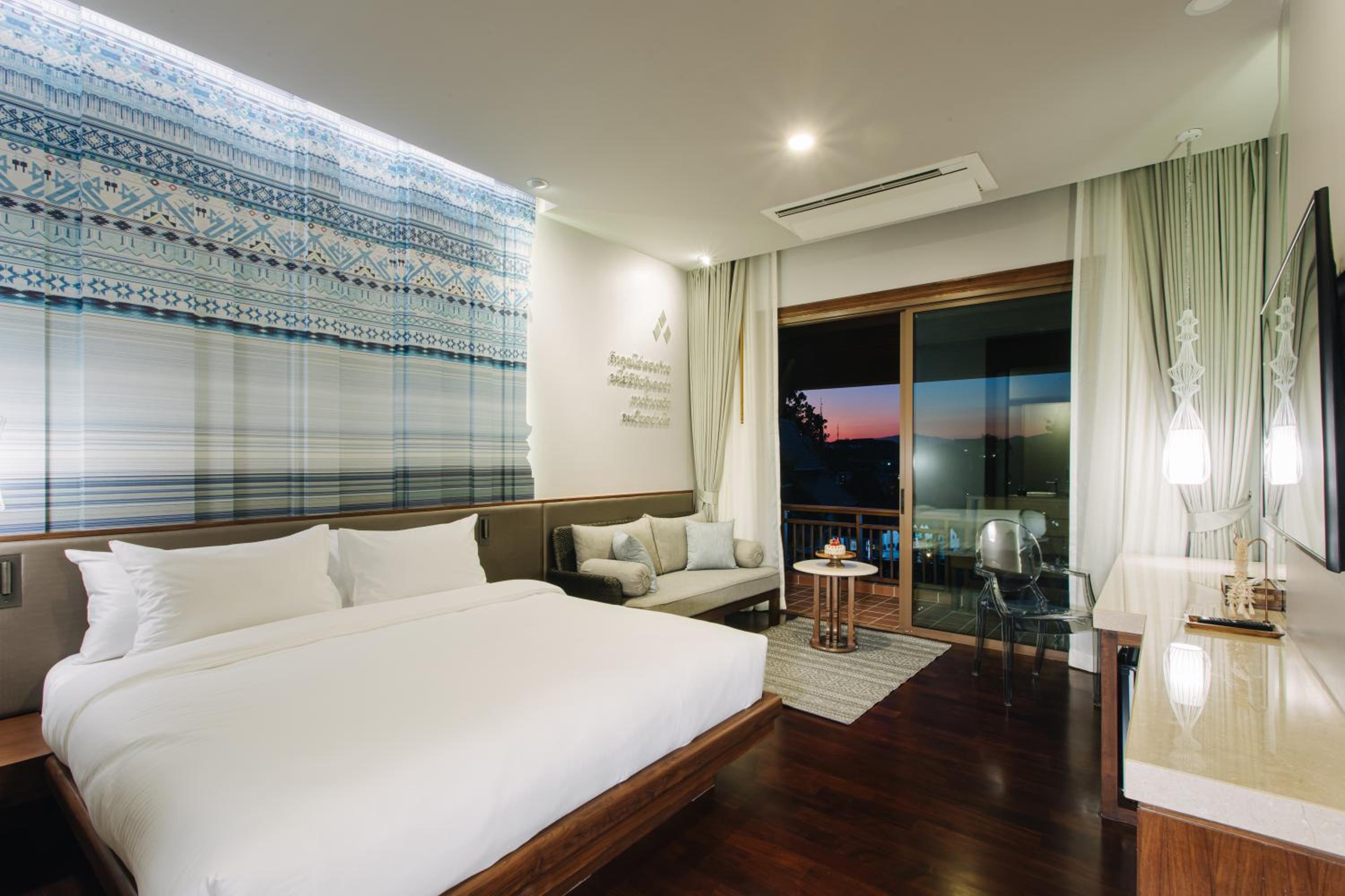Luxury Room, 1 King with Balcony - Non Smoking - Photo 3