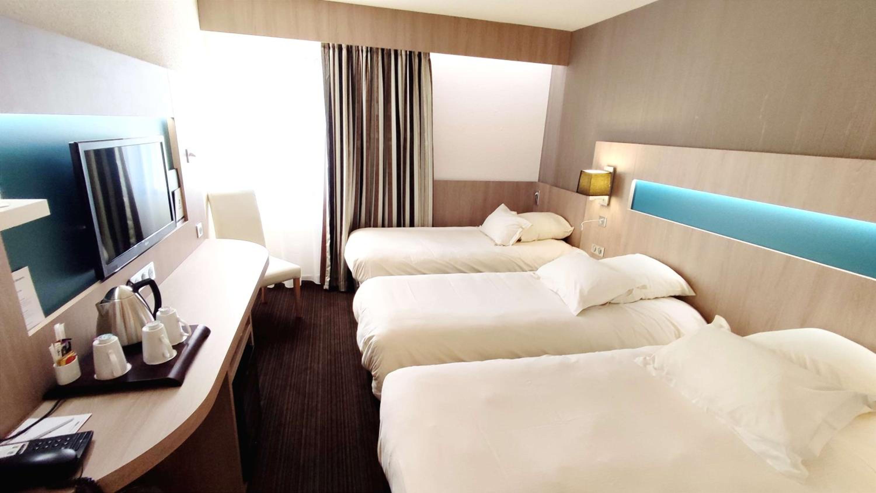 Standard Room with Three Single Beds - Non-Smoking - Photo 9