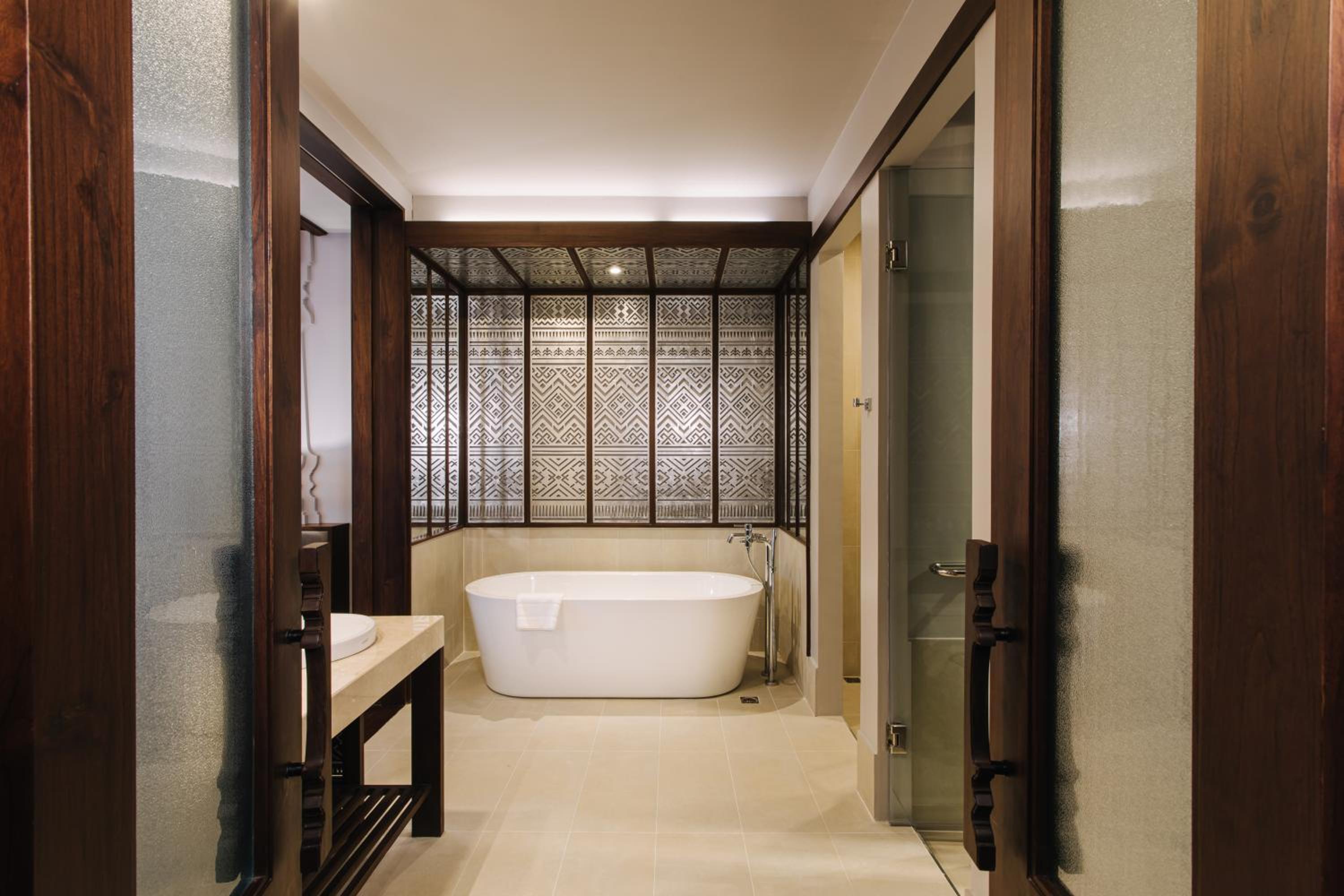 Executive Suite, 1 King With Balcony - Non Smoking - Photo 8