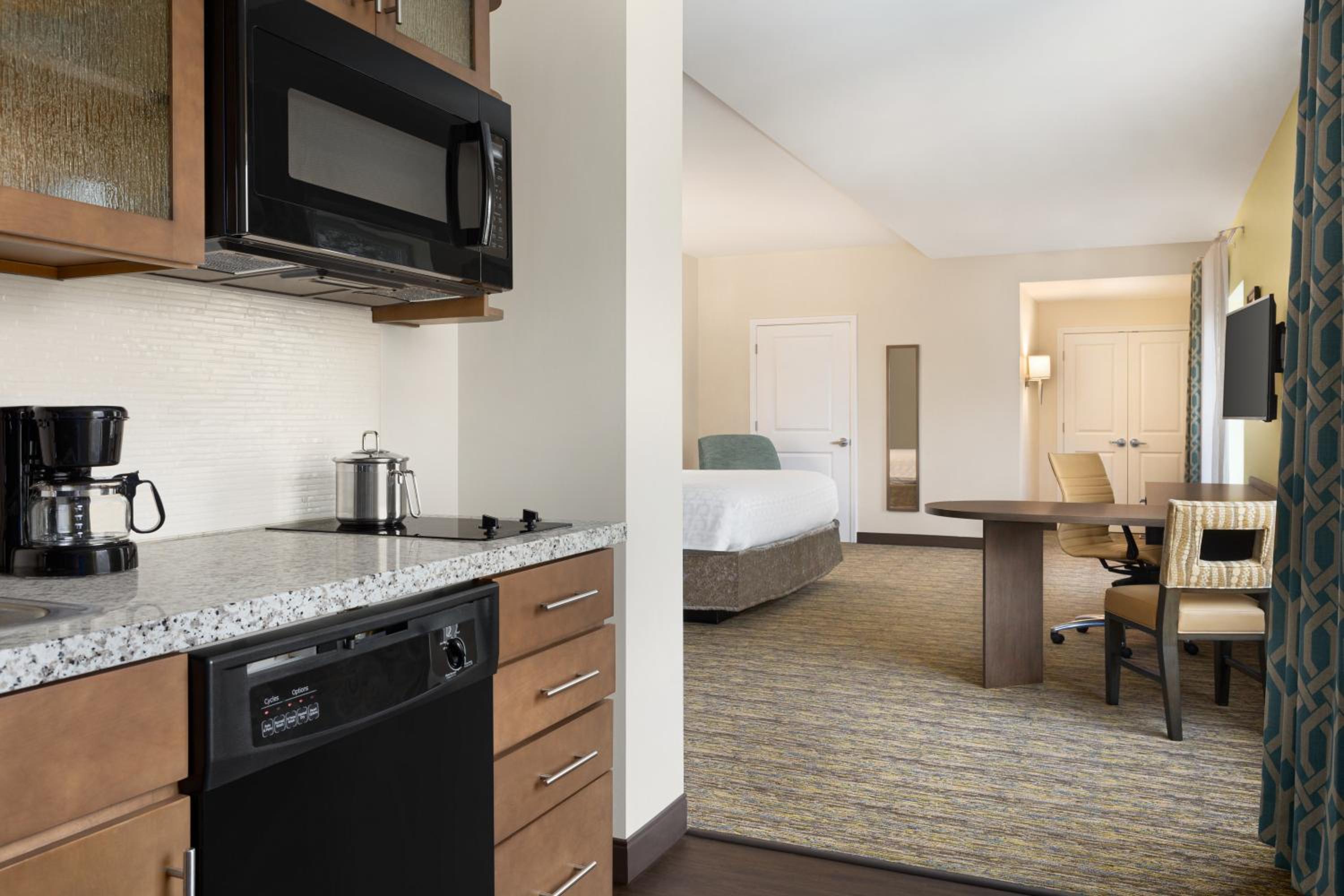 King Studio Suite - Photo 8