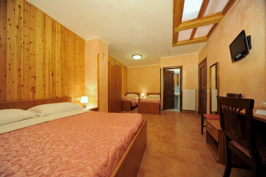 Quadruple Room with Private Bathroom photo 2