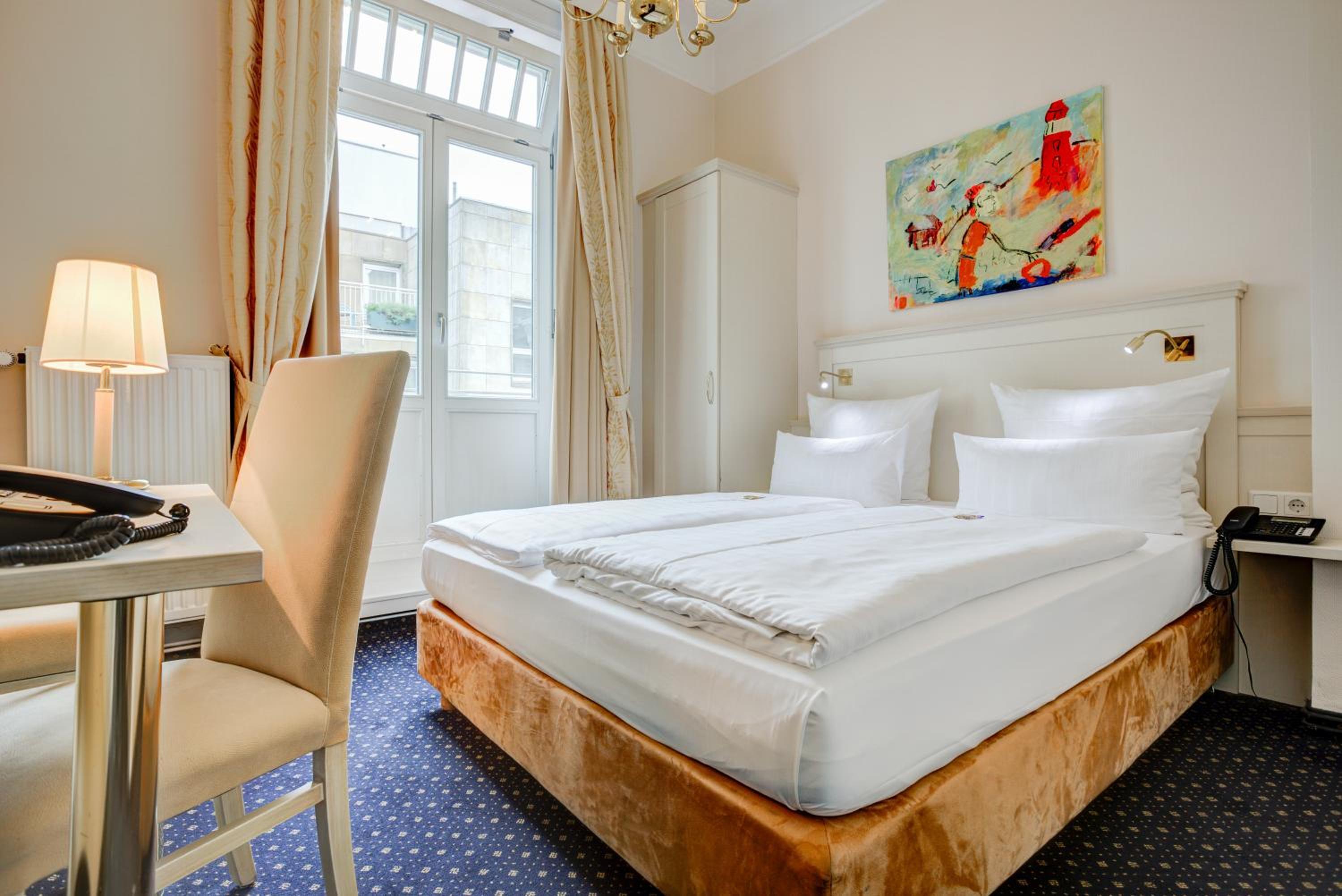 Standard Room with Queen-size Bed - Photo 4
