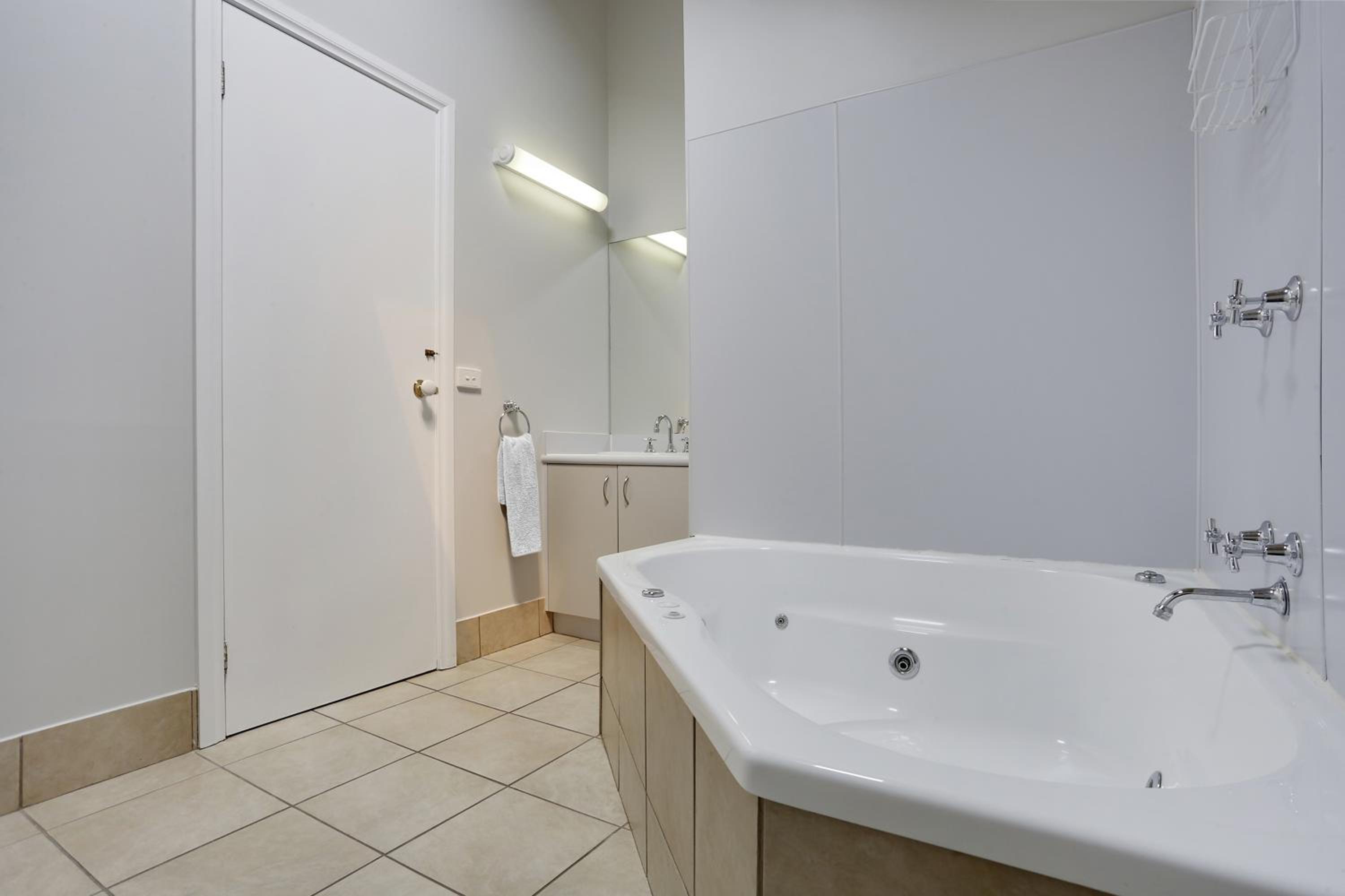 Deluxe King Suite with Spa Bath photo 3