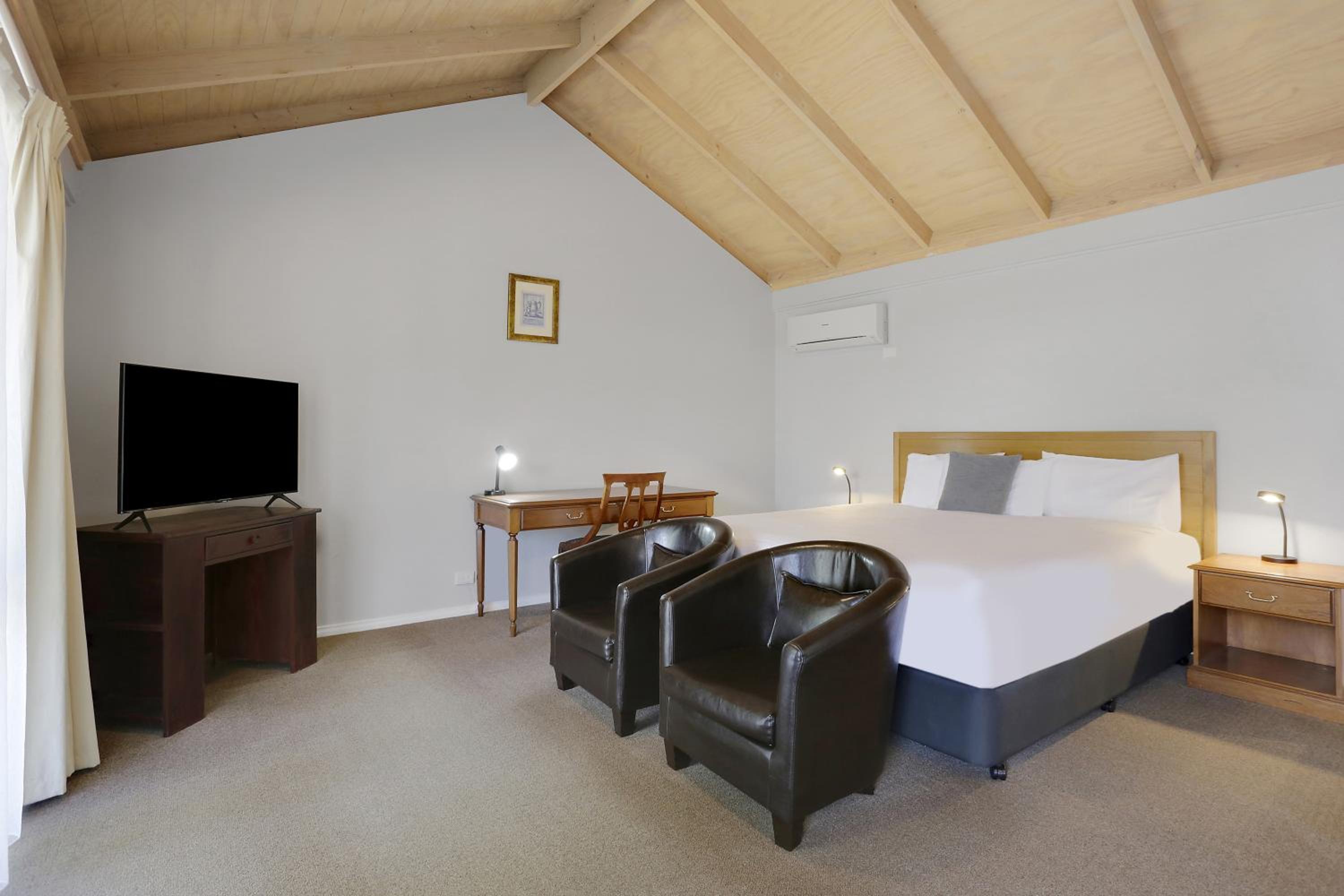 Deluxe King Suite with Spa Bath photo 1