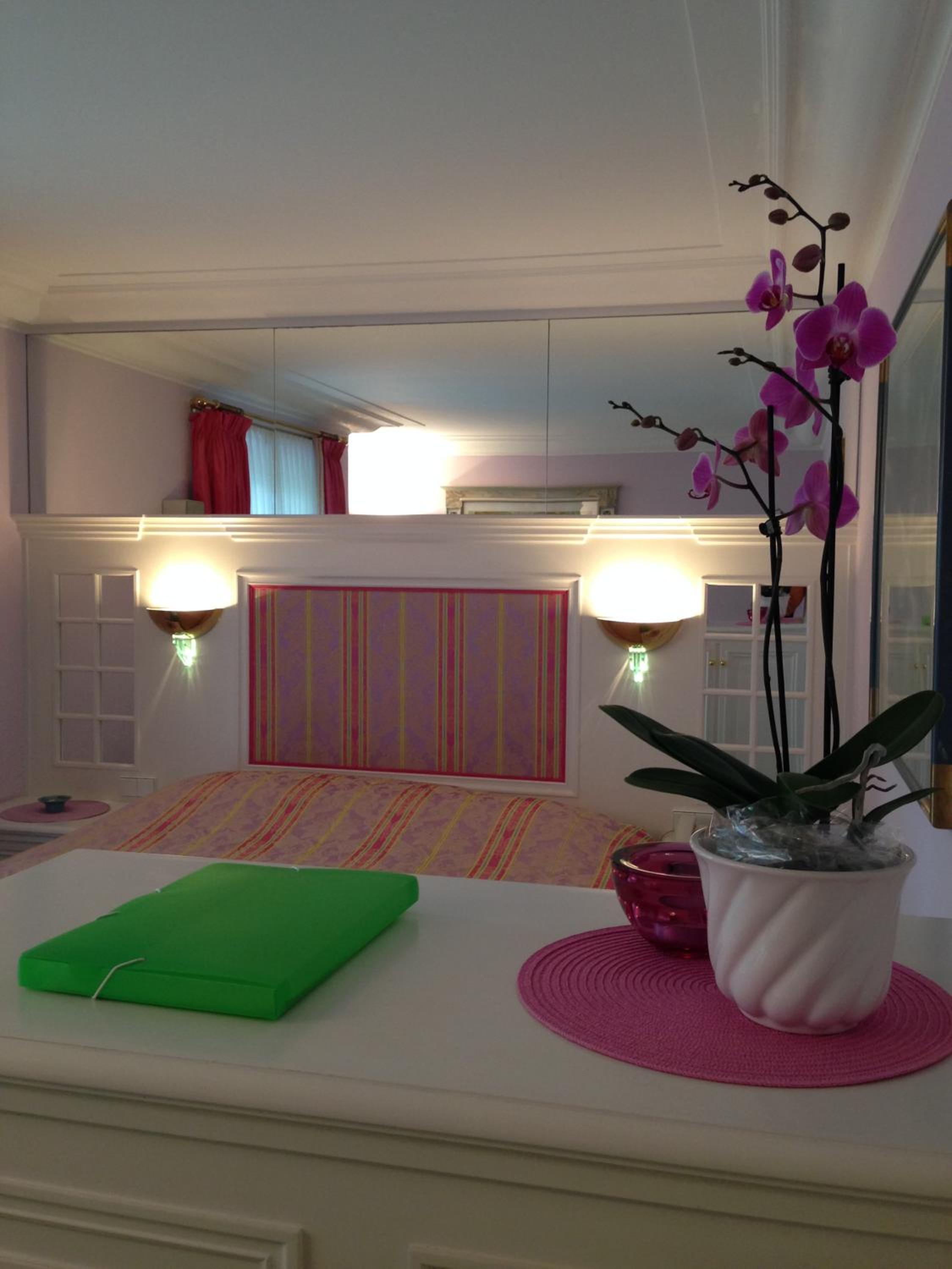 Deluxe Double Room with Balcony and Partial lake View