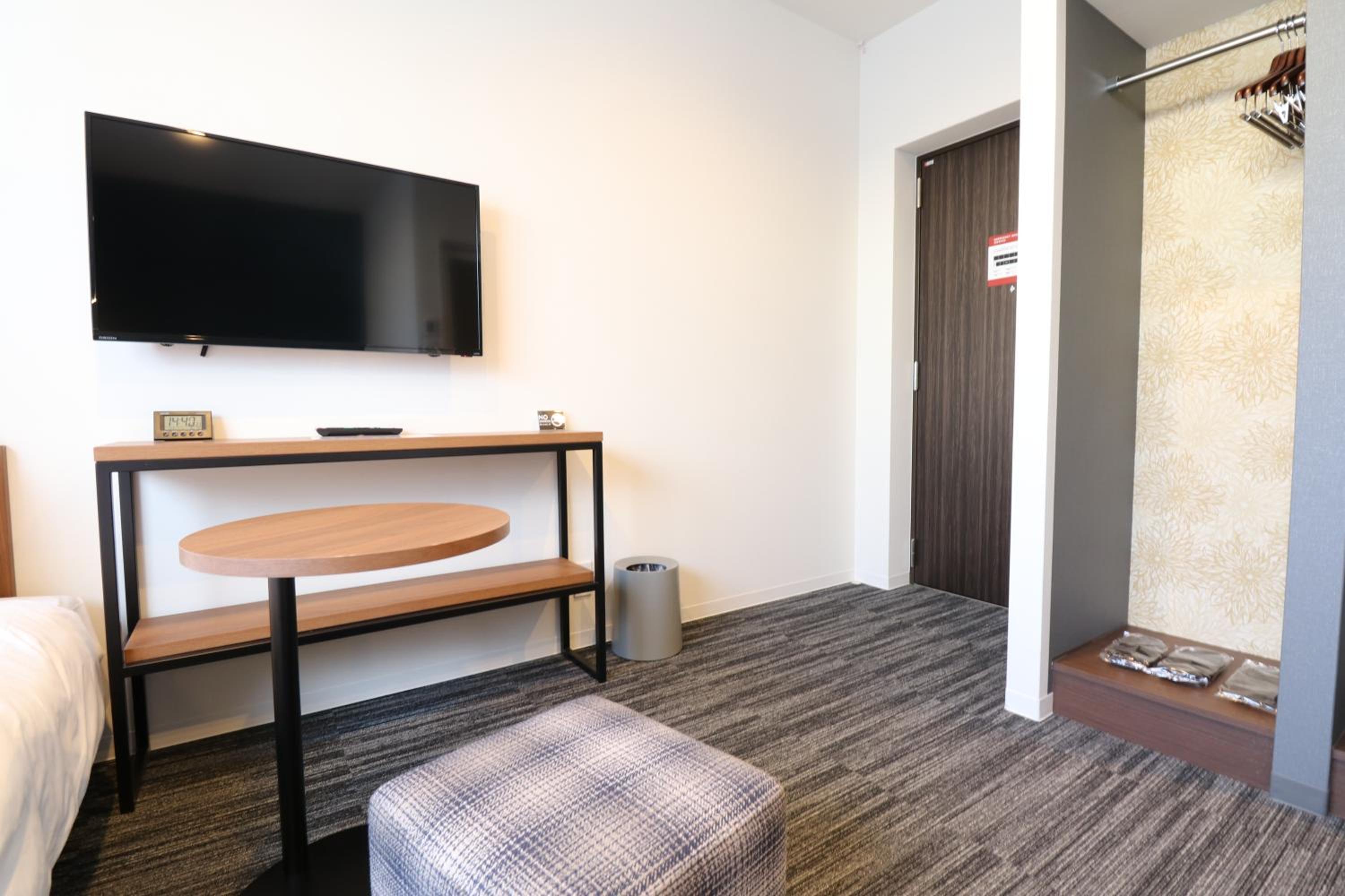 Twin Room with Sofa Bed - Photo 4