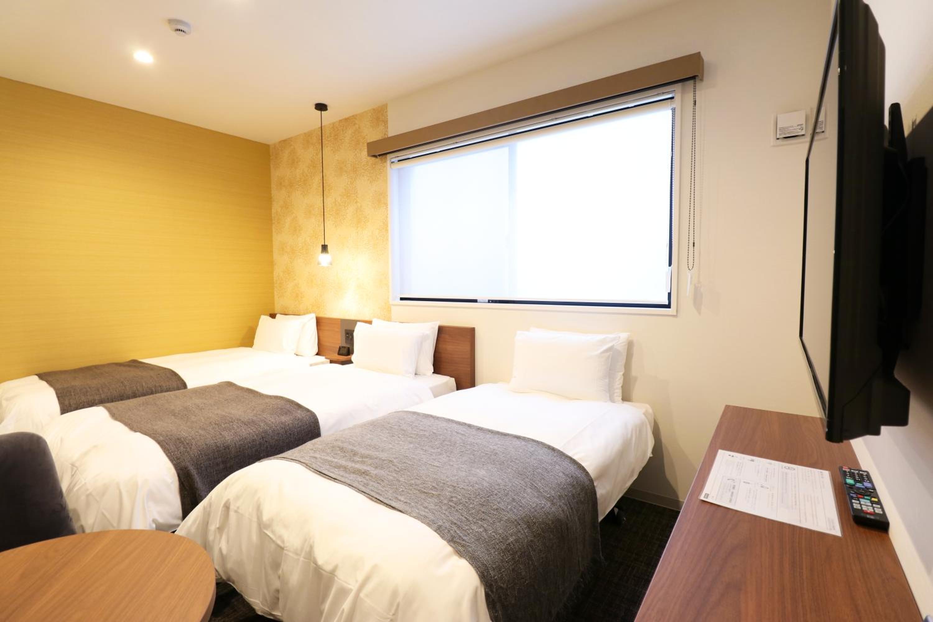 Twin Room with Extra Bed - Photo 1