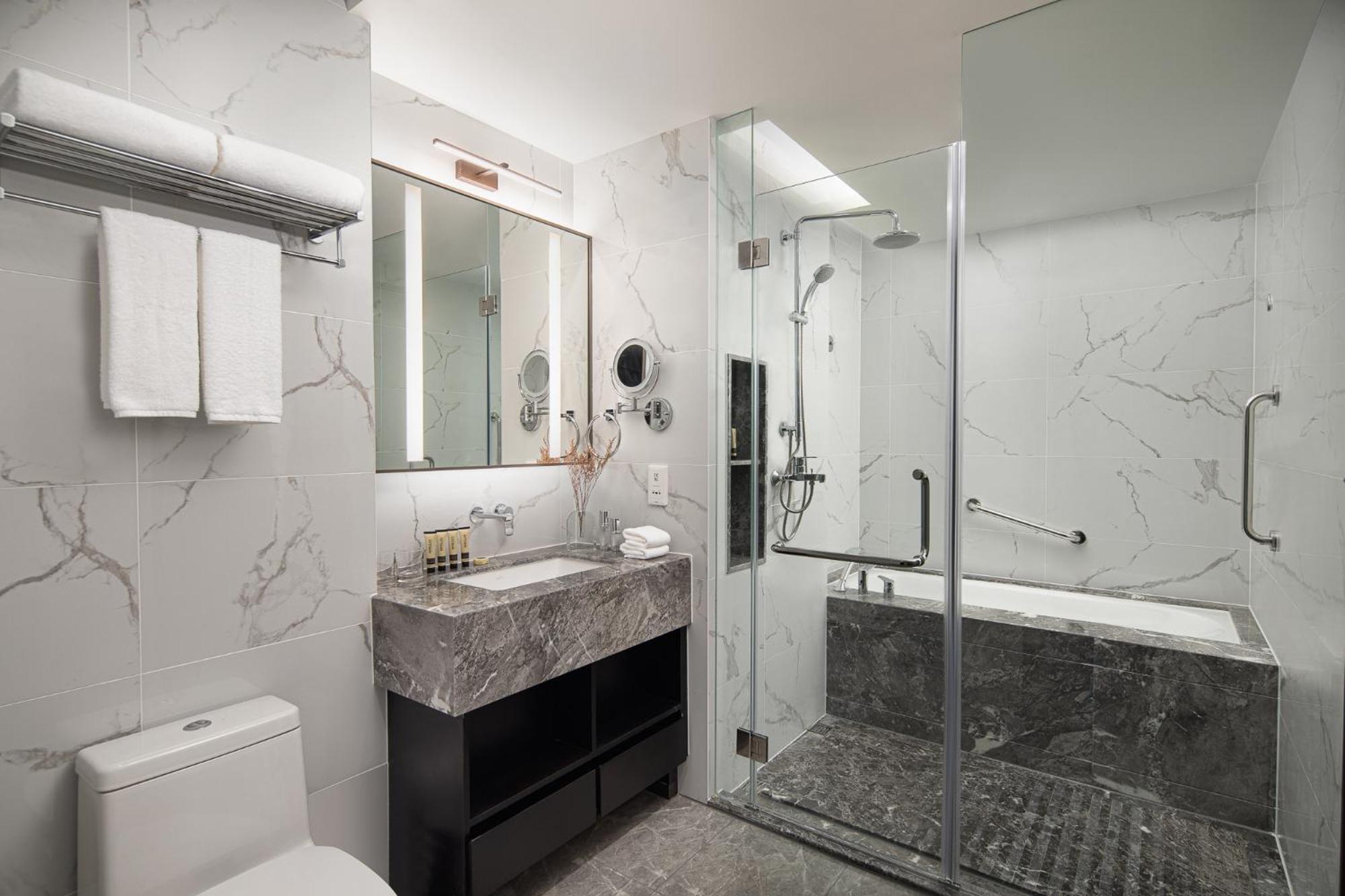 One-Bedroom Deluxe Twin - Photo 4