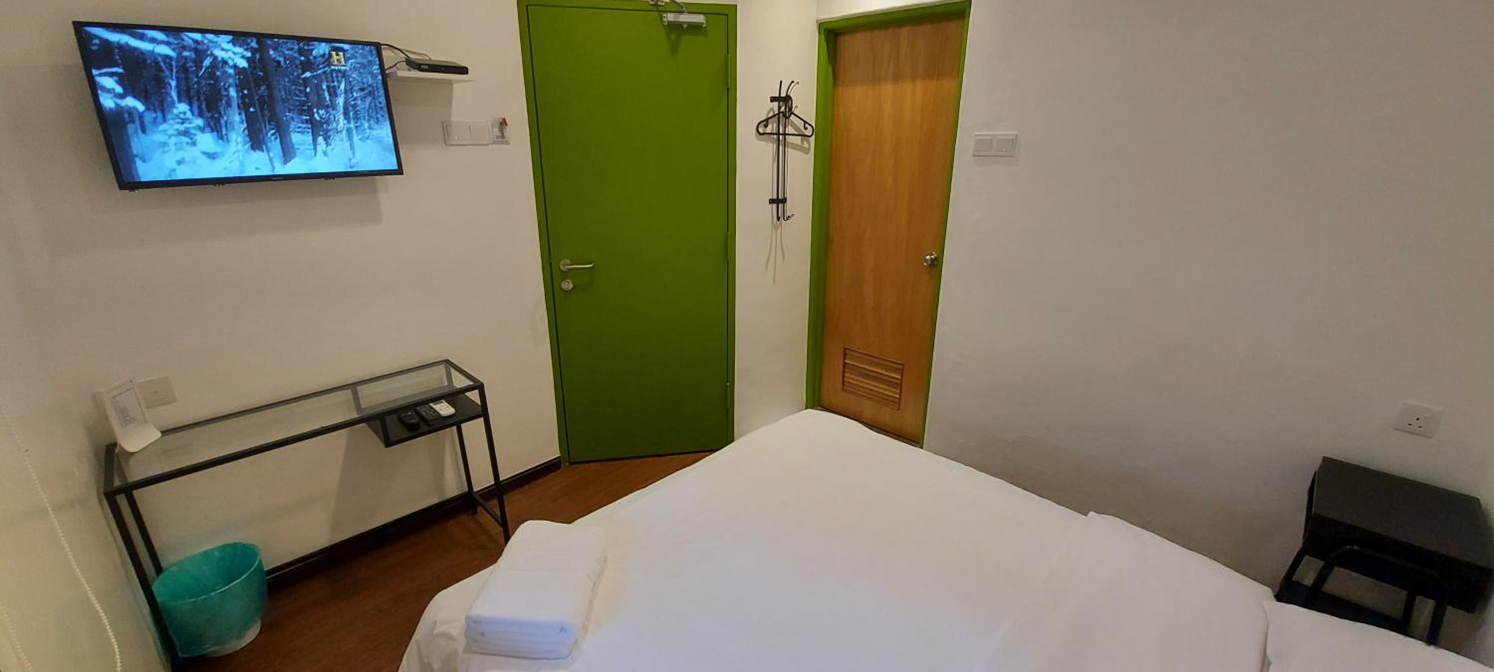 Double Room with Private Bathroom - Photo 2