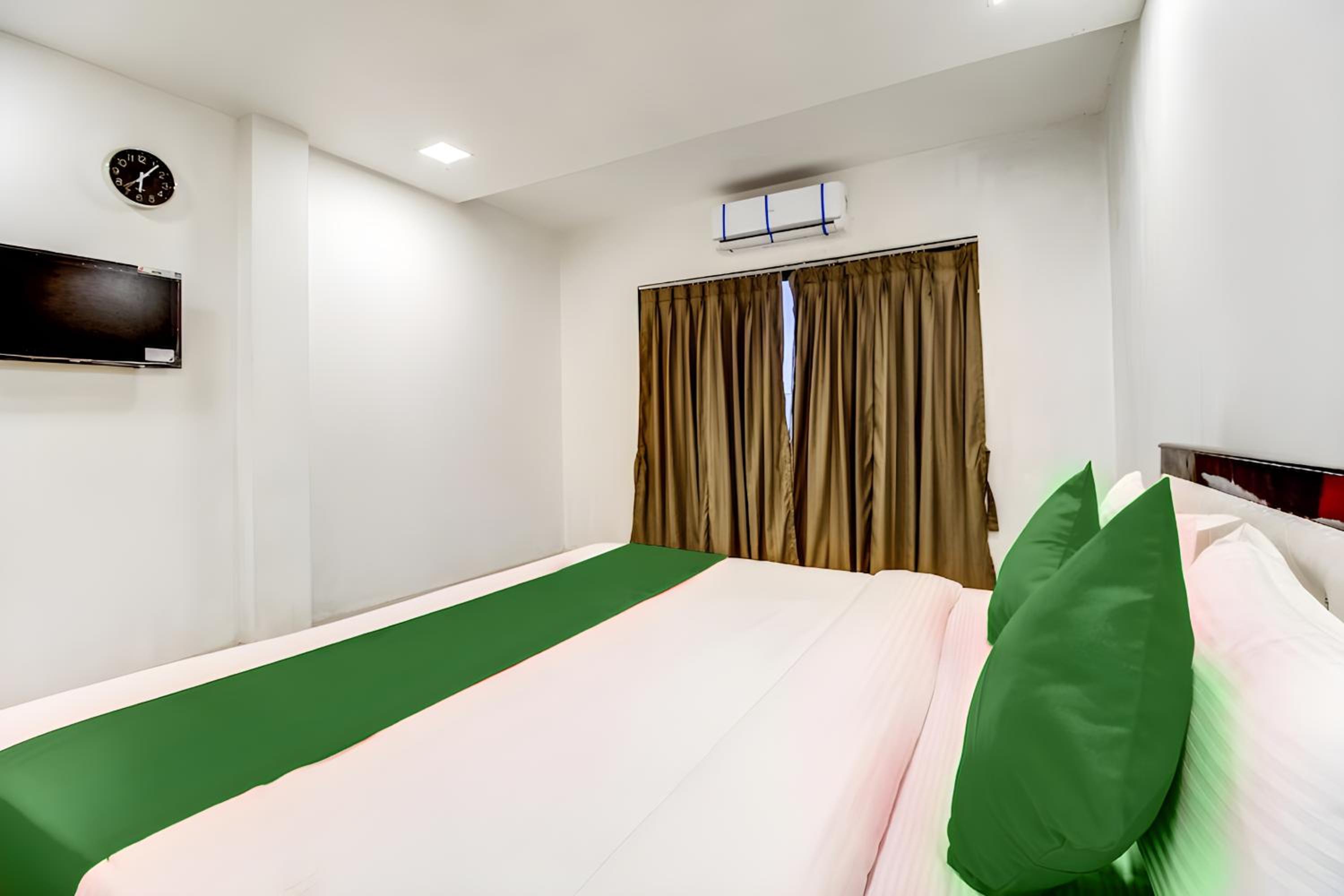 Deluxe Room - Photo 20