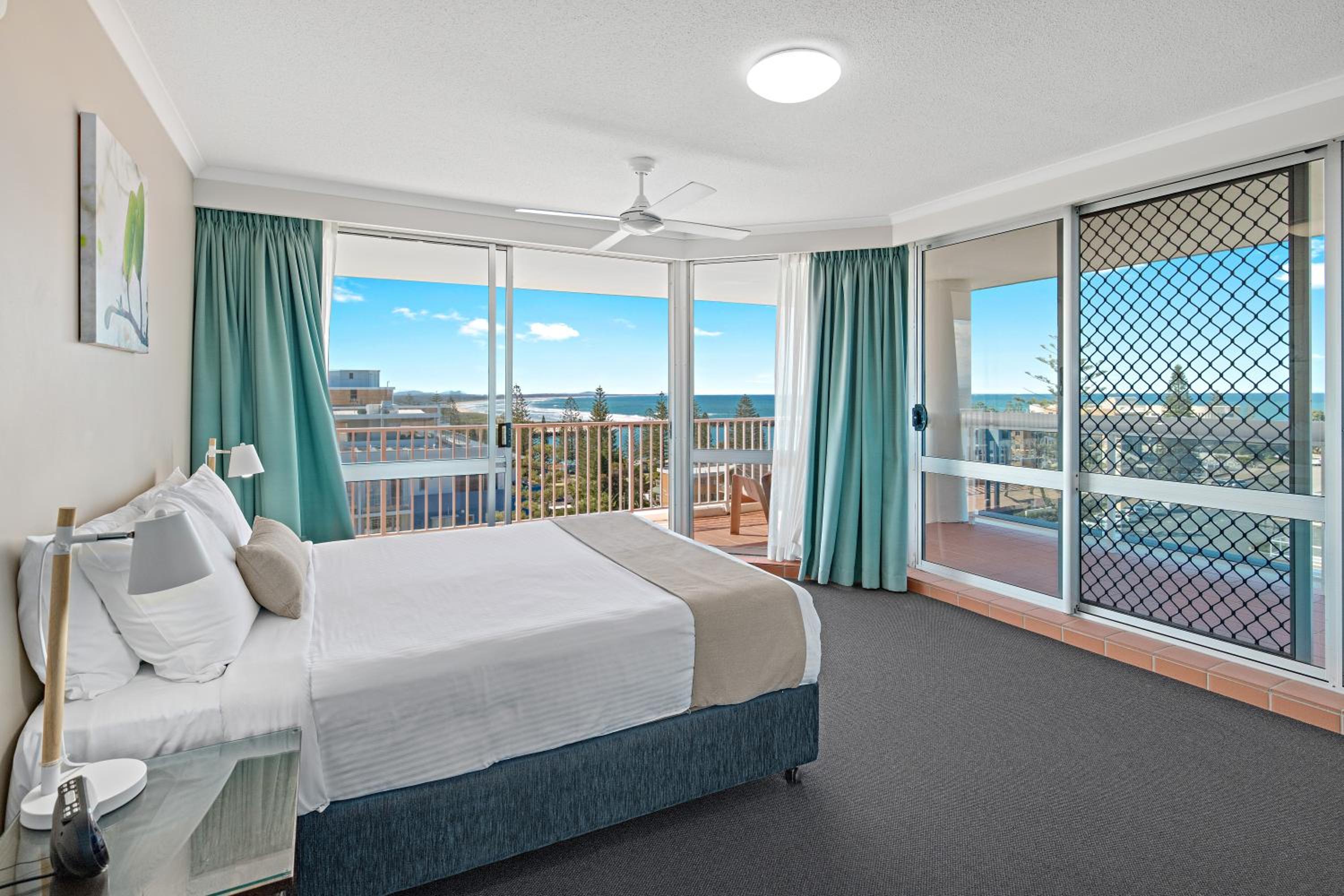 One-Bedroom Apartment with Water View photo 1