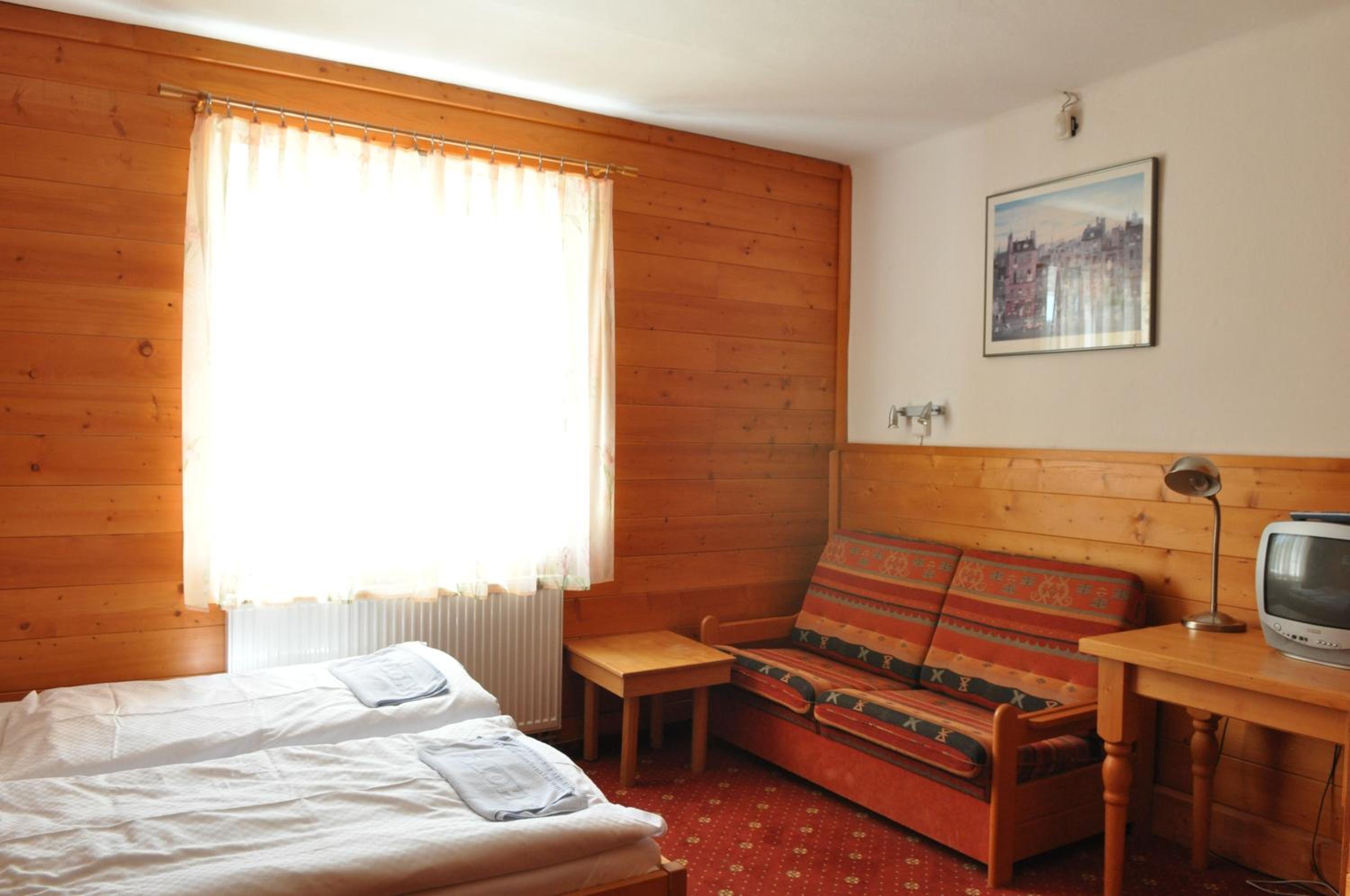 Quadruple Room with Private Bathroom photo 3