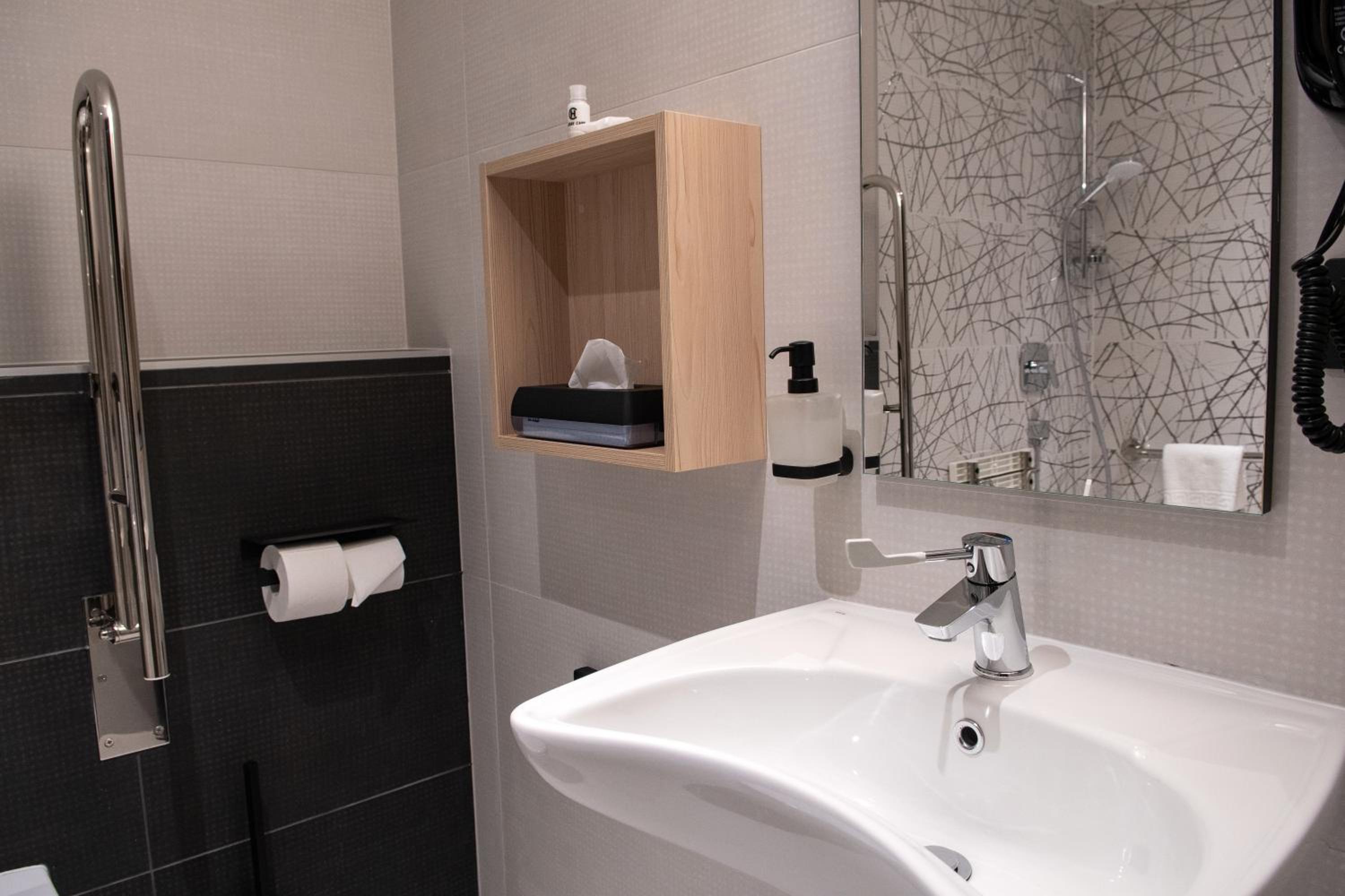 Double or Twin Room - Disability Access photo 3