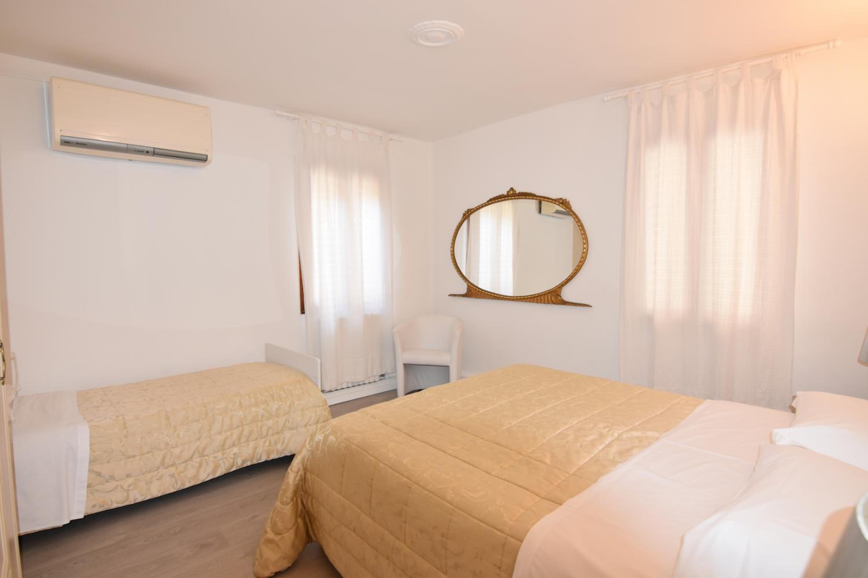 Large Two-Bedroom Apartment with Terrace and Canal View - Calle Pinelli