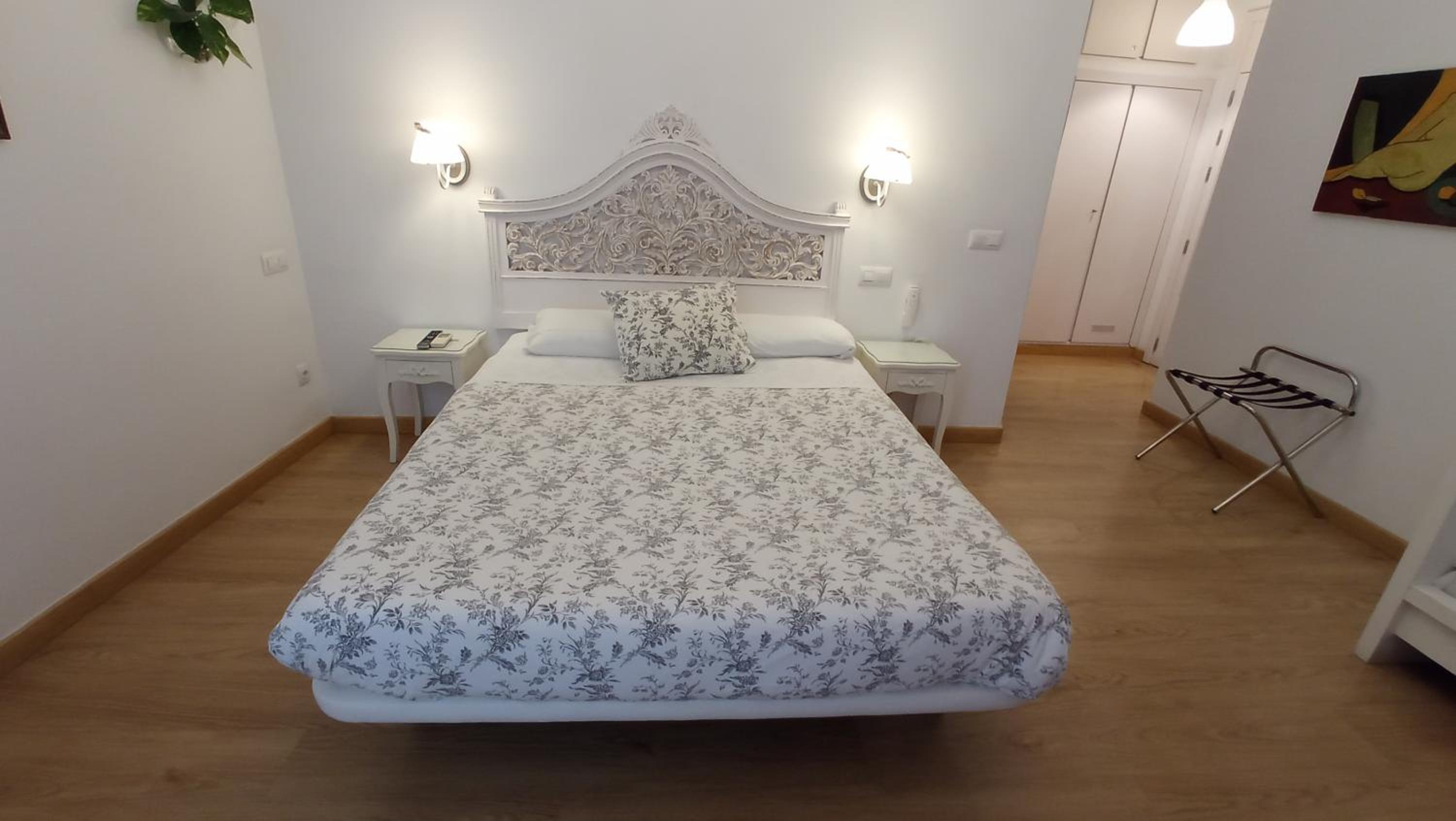 Deluxe Double Room with Extra Bed - Photo 8