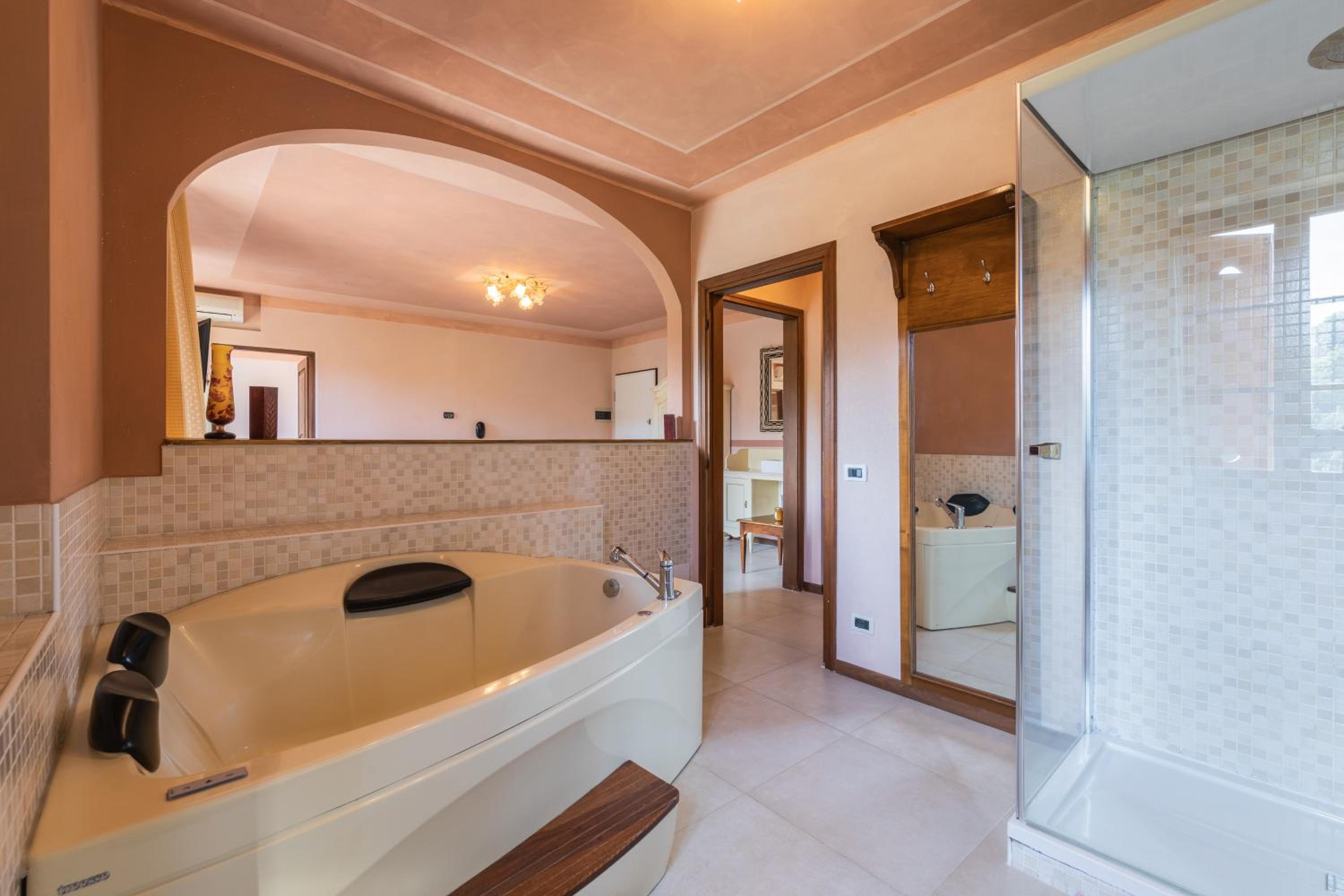 Suite with Spa Bath - Photo 2