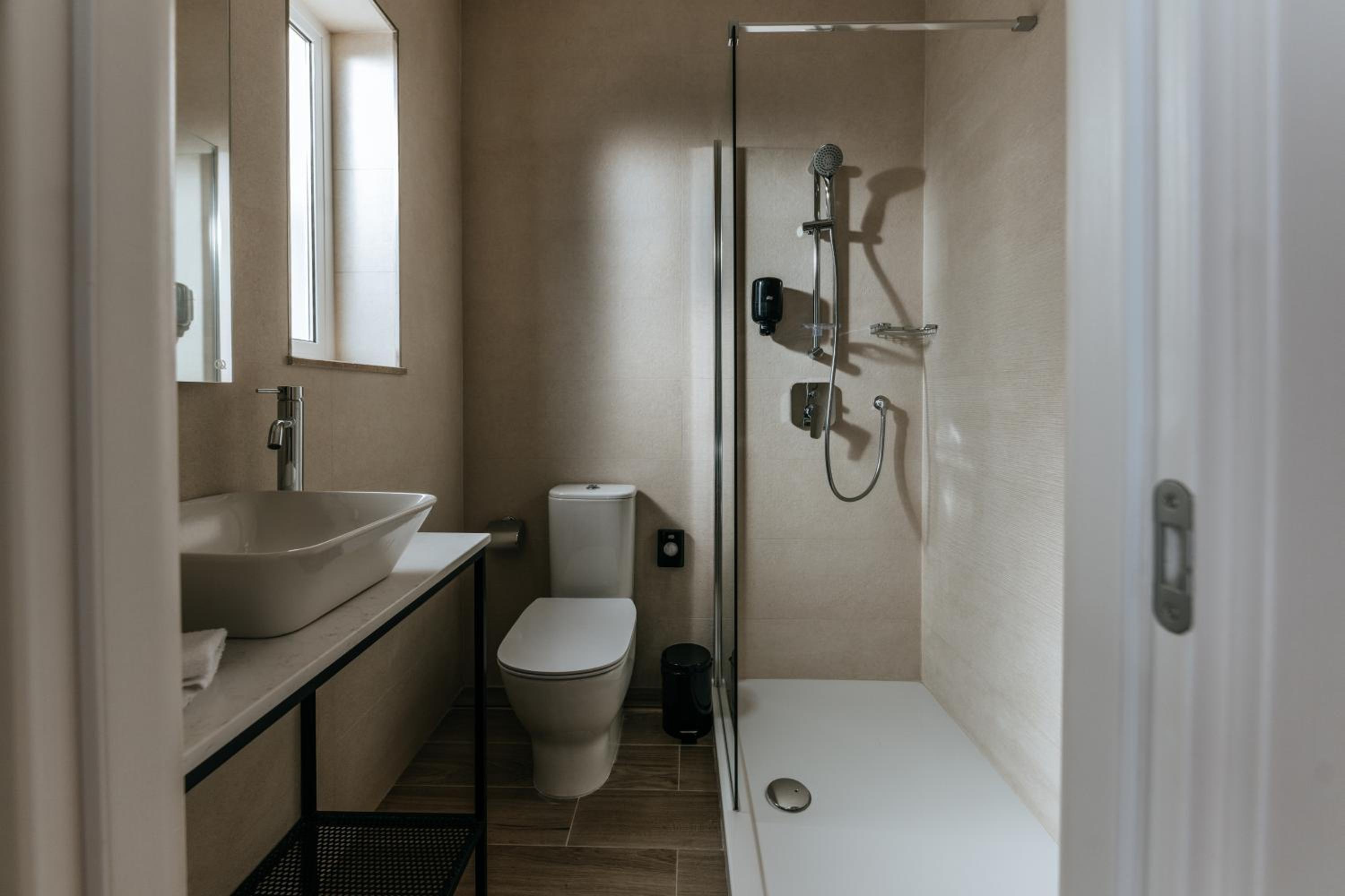 Double Room with Balcony - Photo 12
