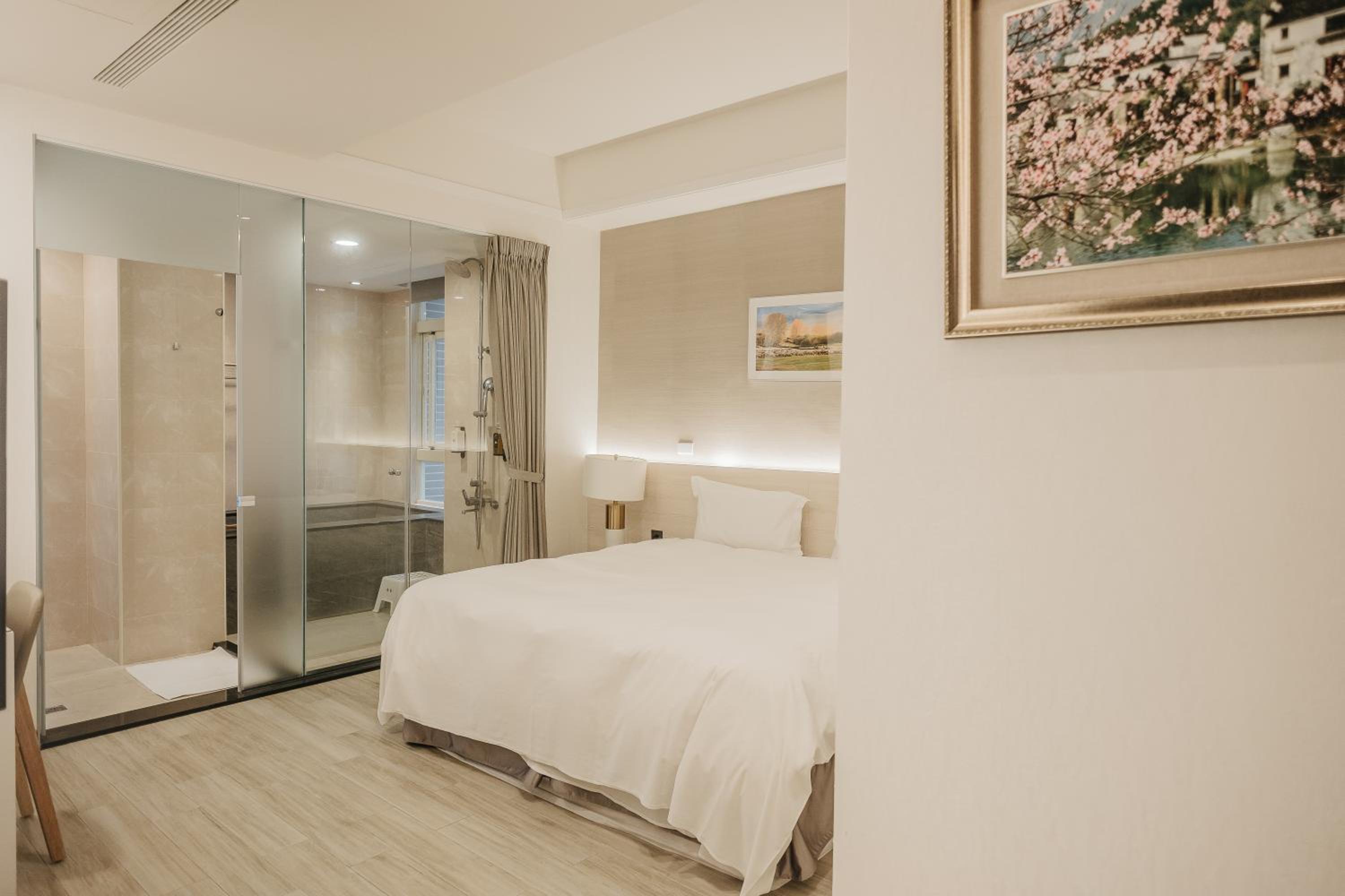 Deluxe Double Room - Photo 11
