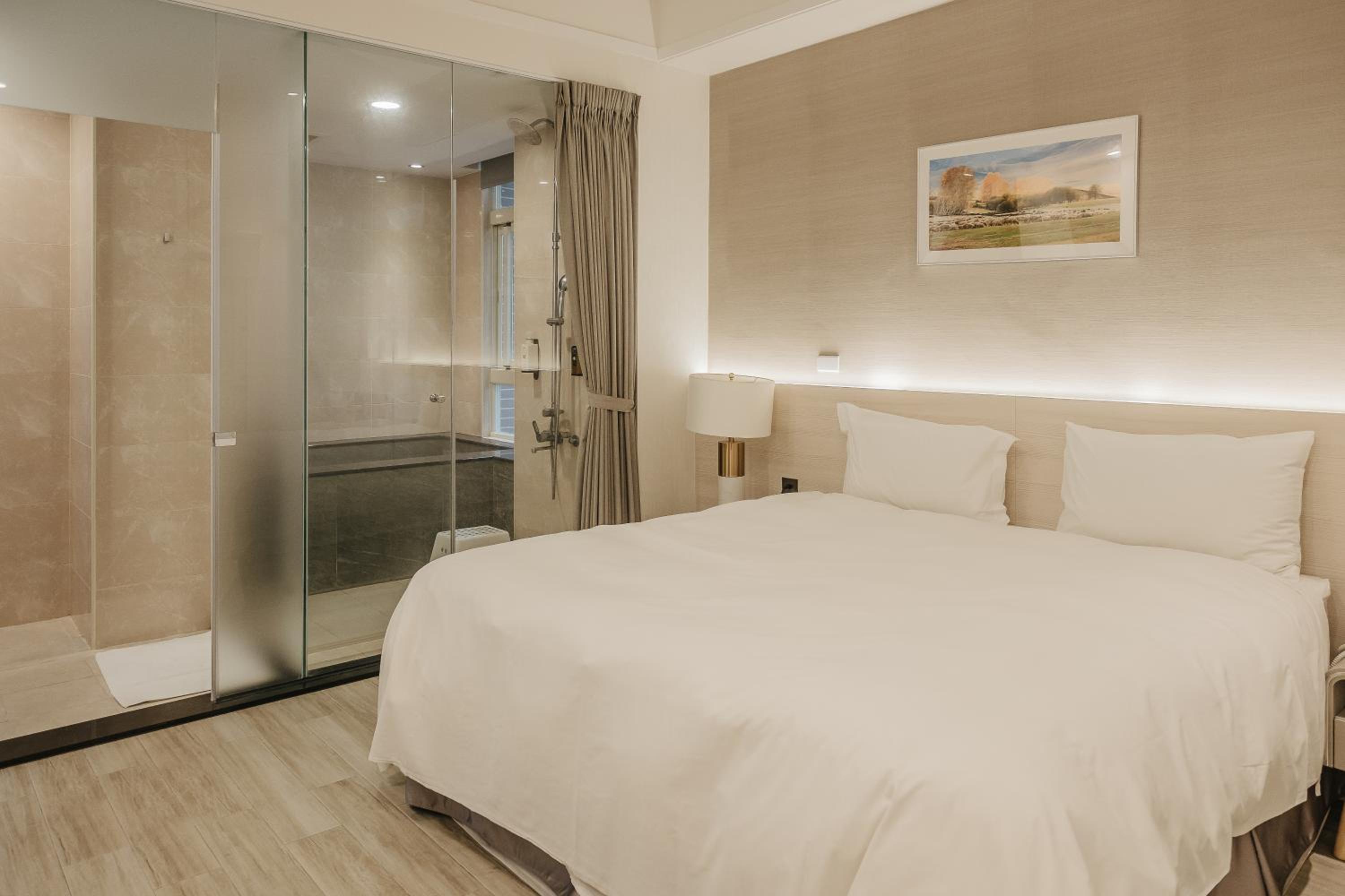 Deluxe Double Room - Photo 9